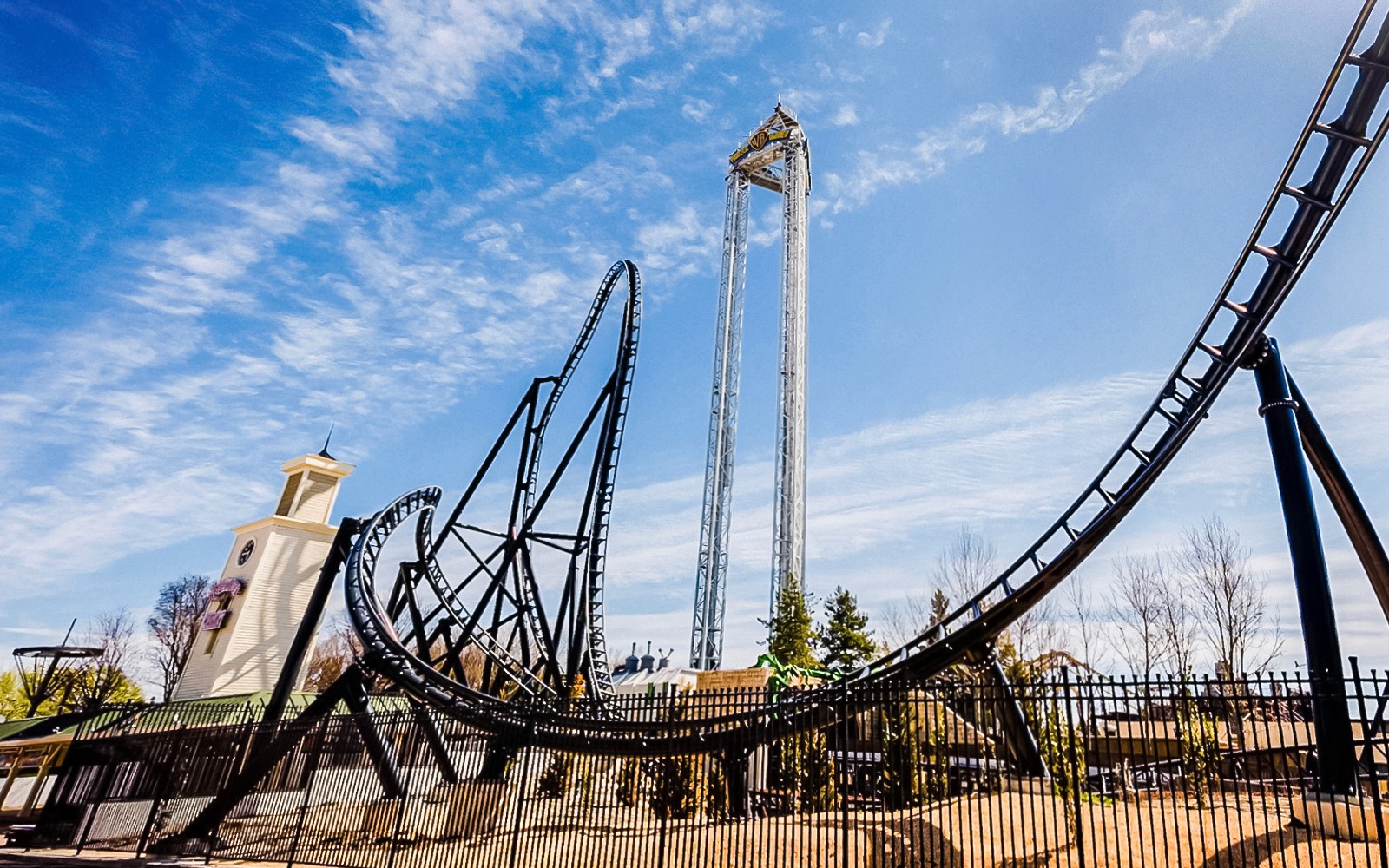 Roller coaster and tower ride at Parque Warner Madrid.