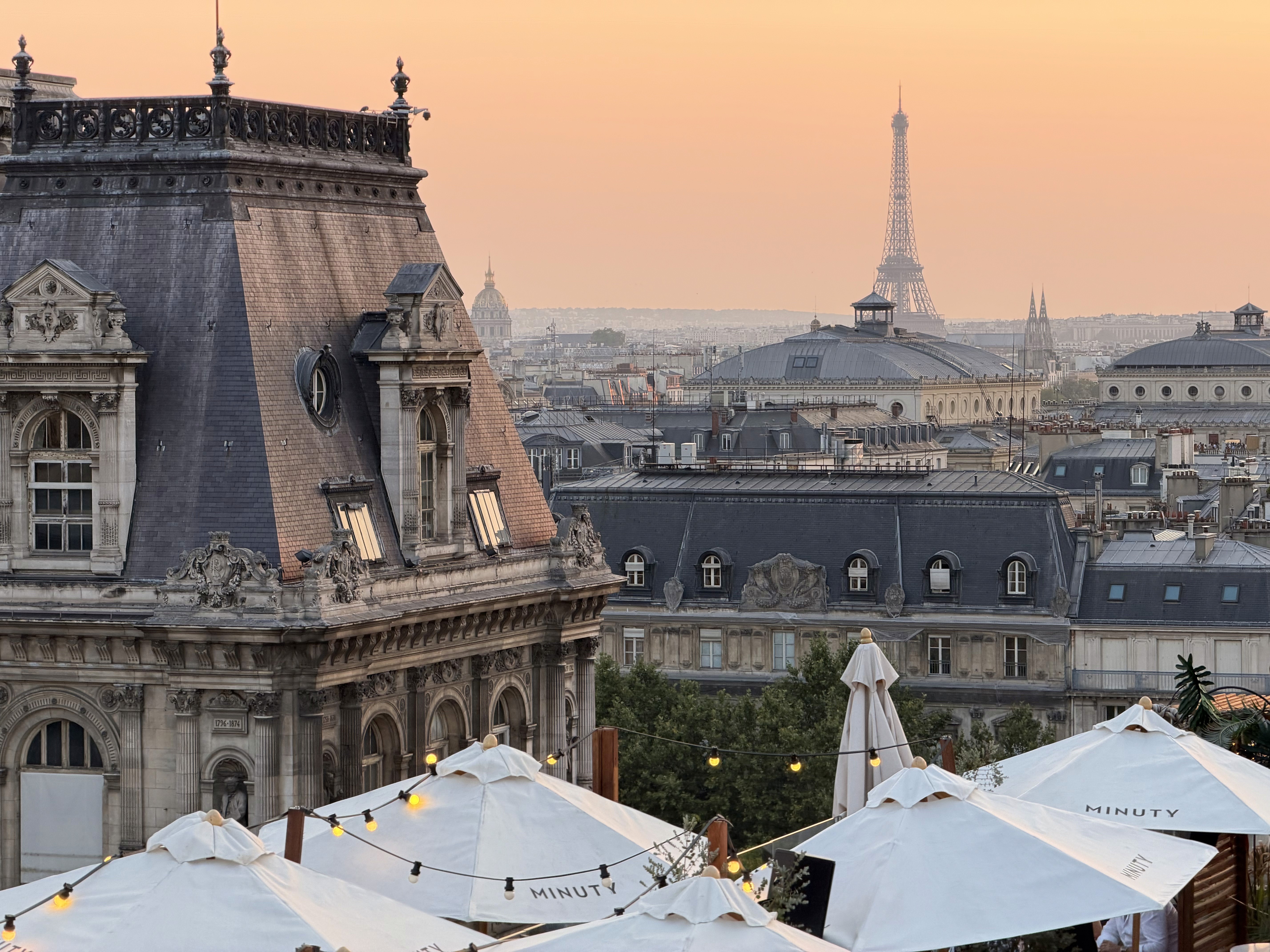 meilleur rooftop 2026 huide ultime terraza mikuna vue sur la tour eiffela vec sunste orange sur paris