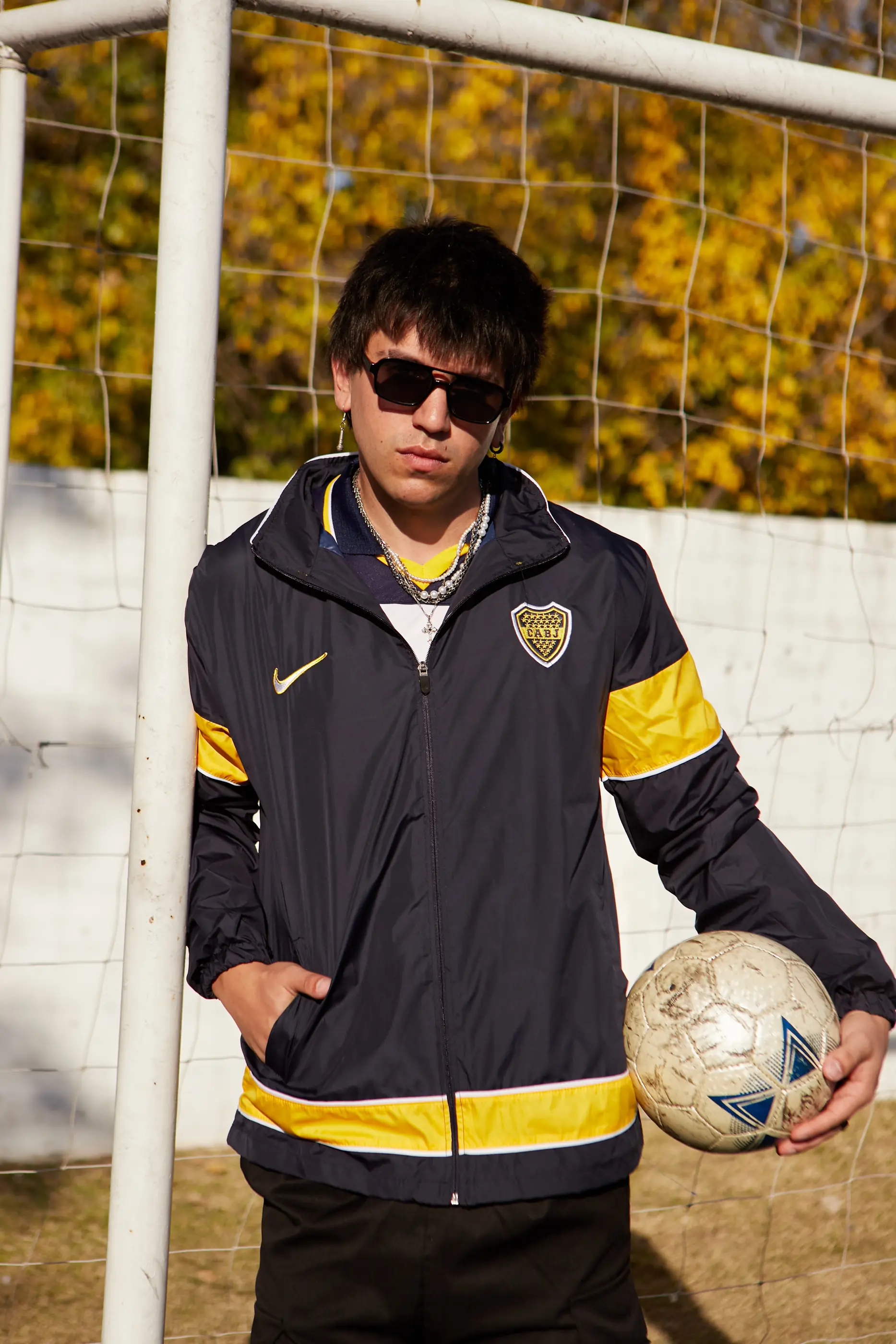 Kali Franzone con casaca retro de Boca Juniors en cancha de fútbol, producción Golden Agency x Raíces Retro