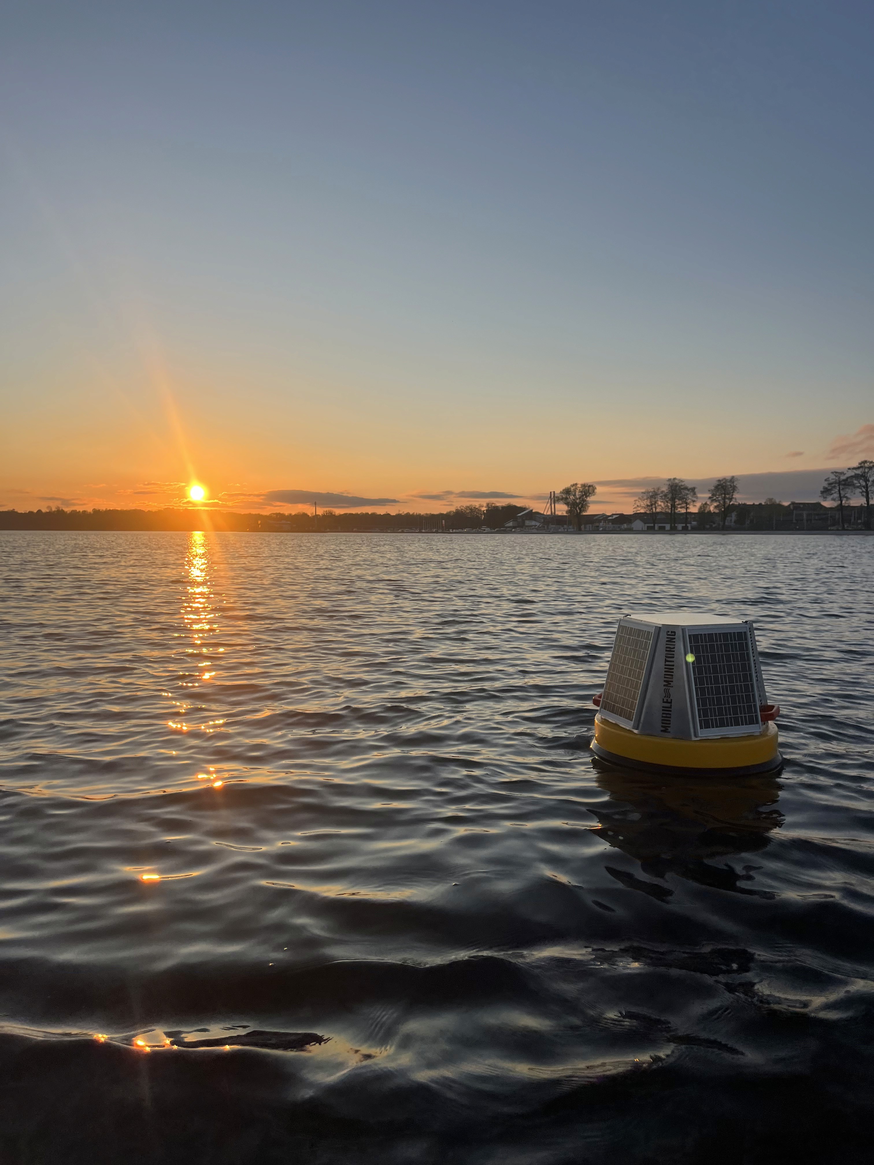 boja pomiarowa mobilemonitoring przy zachodzie słońca