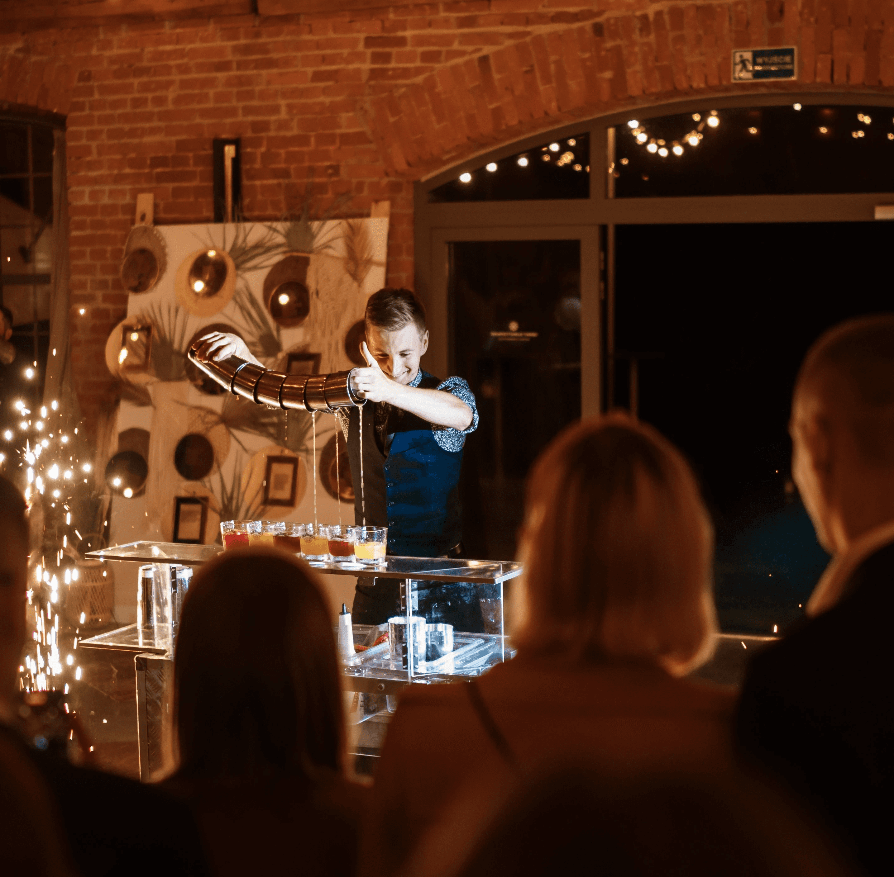 Goście weselni obserwują pokaz barmański na weselu 