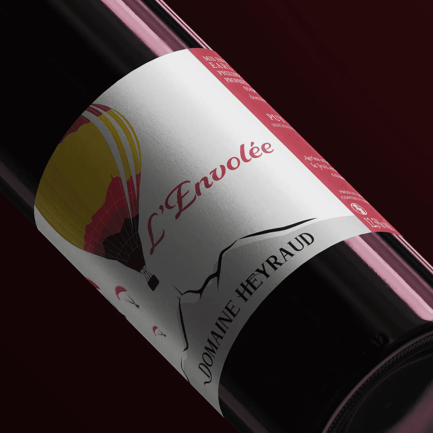 Bouteille de vin sur fond rouge