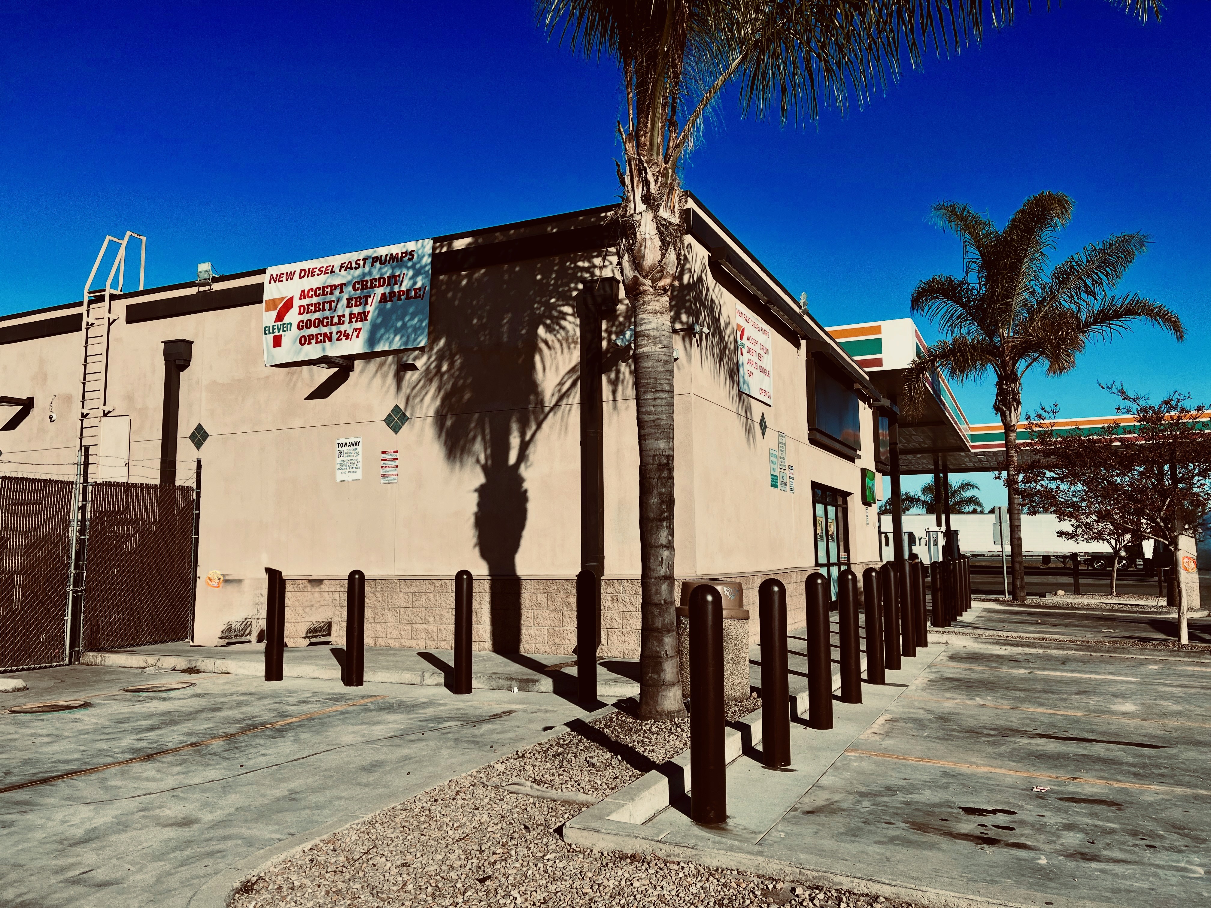 Nuevos bolardos instalados en la gasolinera 7 Eleven de San Diego