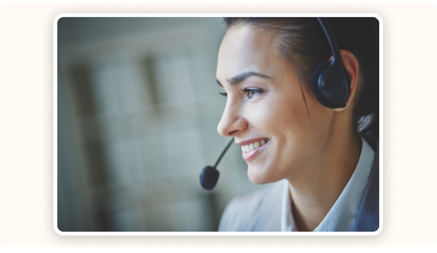 Femme souriante avec casque micro travaillant service client support en ligne&nbsp;