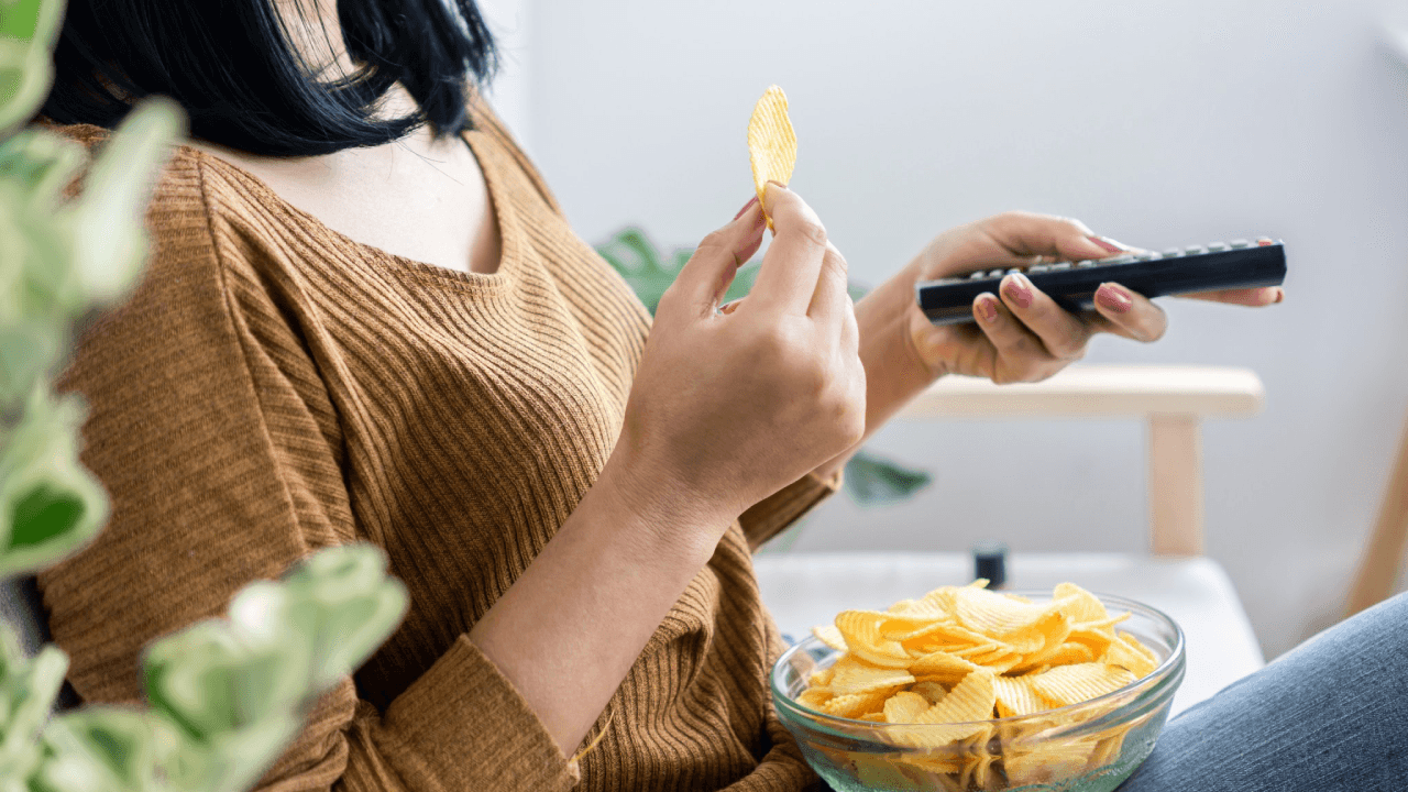 eating while watching screens