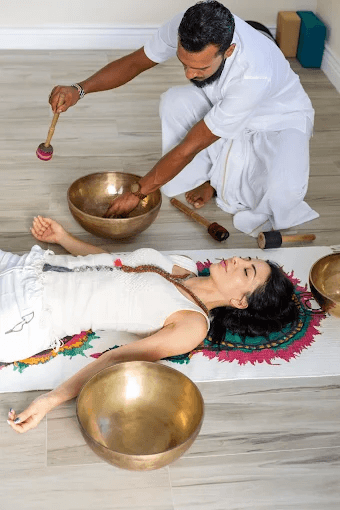 Sri Sudarshan performing sound therapy