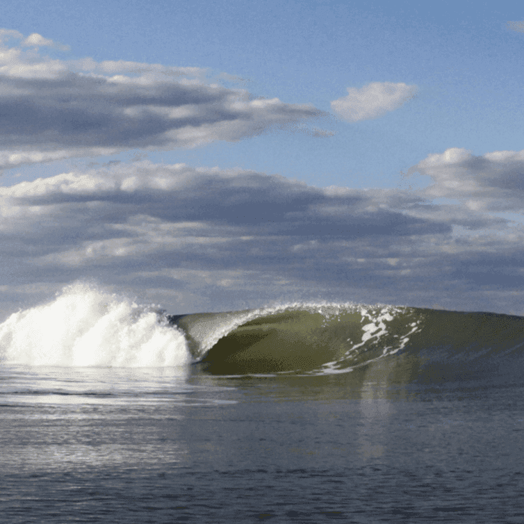 Large wave crashing on shore – surfboard rental in jacksonville