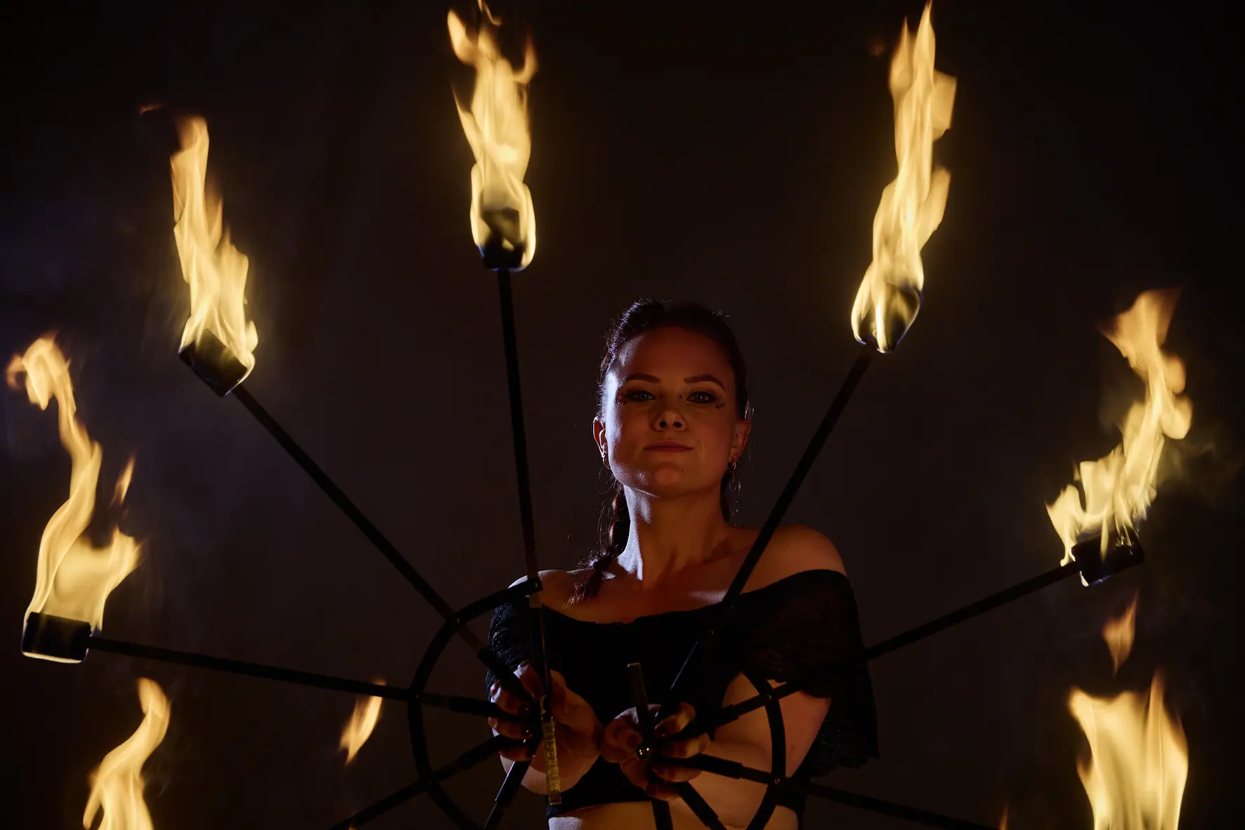 Michele mit brenneden Fakeln in der Hand