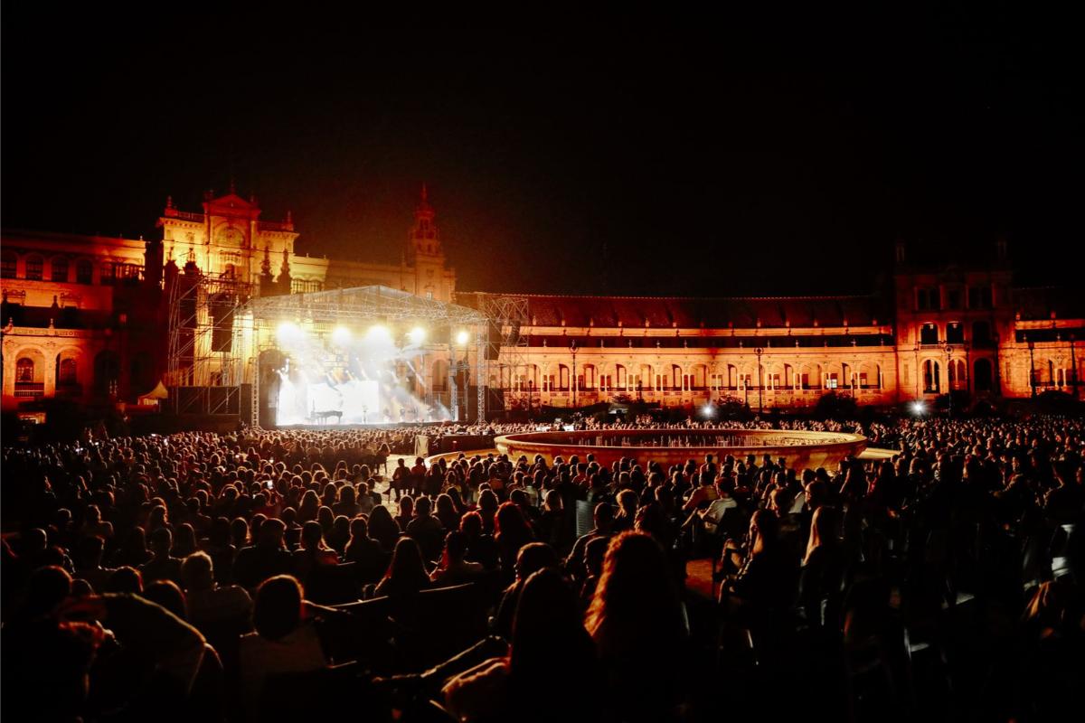 © ISSF25 · Llenos – Imagen de Archivo
