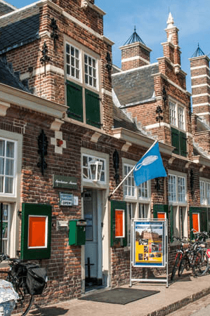 Monteur die dakgoot schoonmaakt met stofzuiger