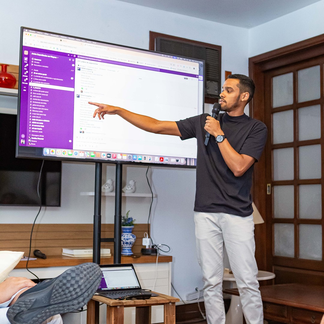 Credit card mockup displaying $430,000 balance and masked card details
