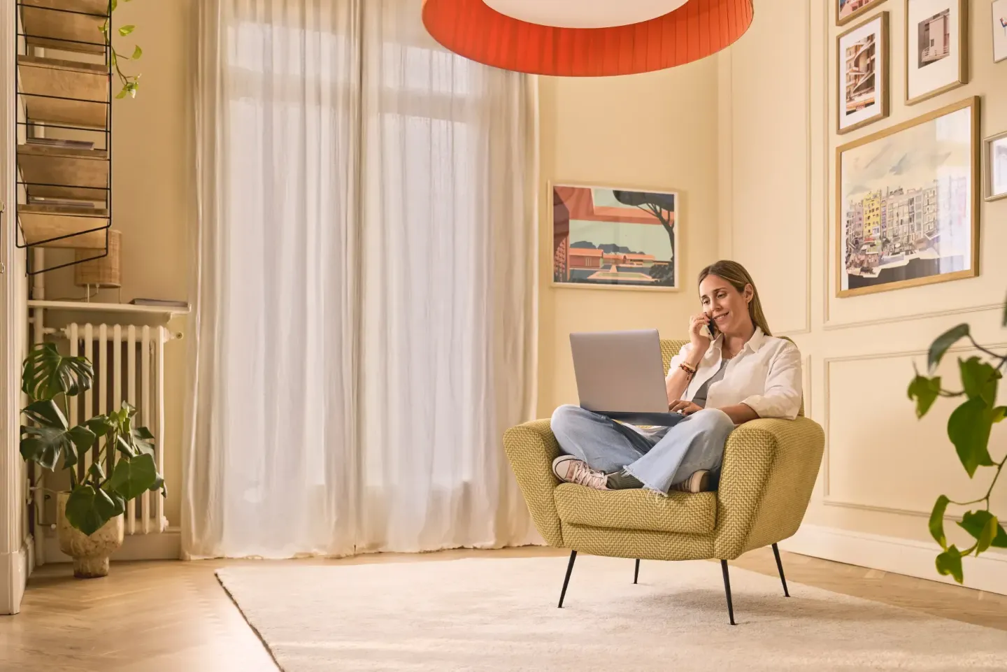 Clienta contactando con su asesor personal de seguros Allianz en Murcia por teléfono desde la comodidad de su hogar.