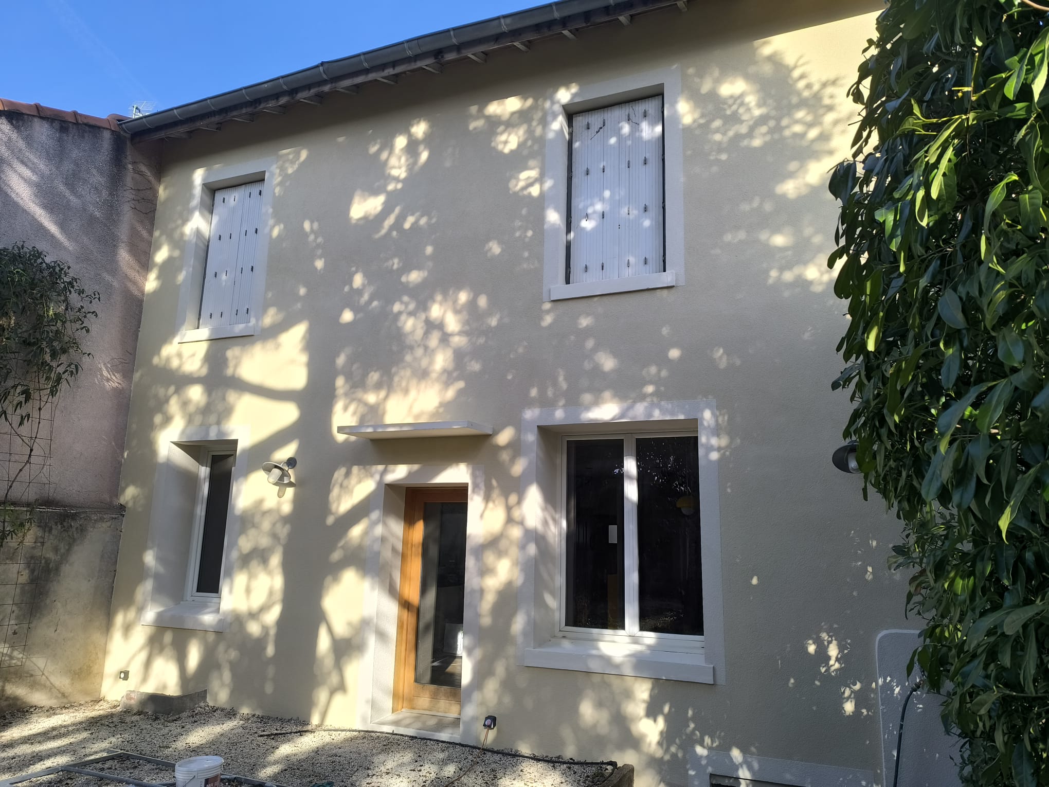 Vue détaillée d'un angle de maison après isolation thermique par l'extérieur (ITE) par DLS Façade. Finition propre et intégration parfaite des matériaux isolants pour une performance maximale.