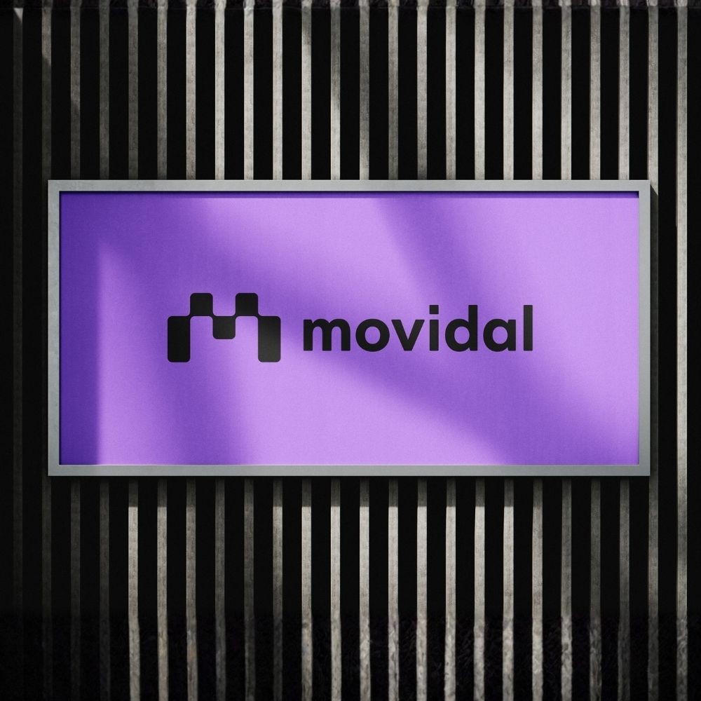 Movidal Logo auf lilafarbenem Display mit vertikalen Linien im Hintergrund