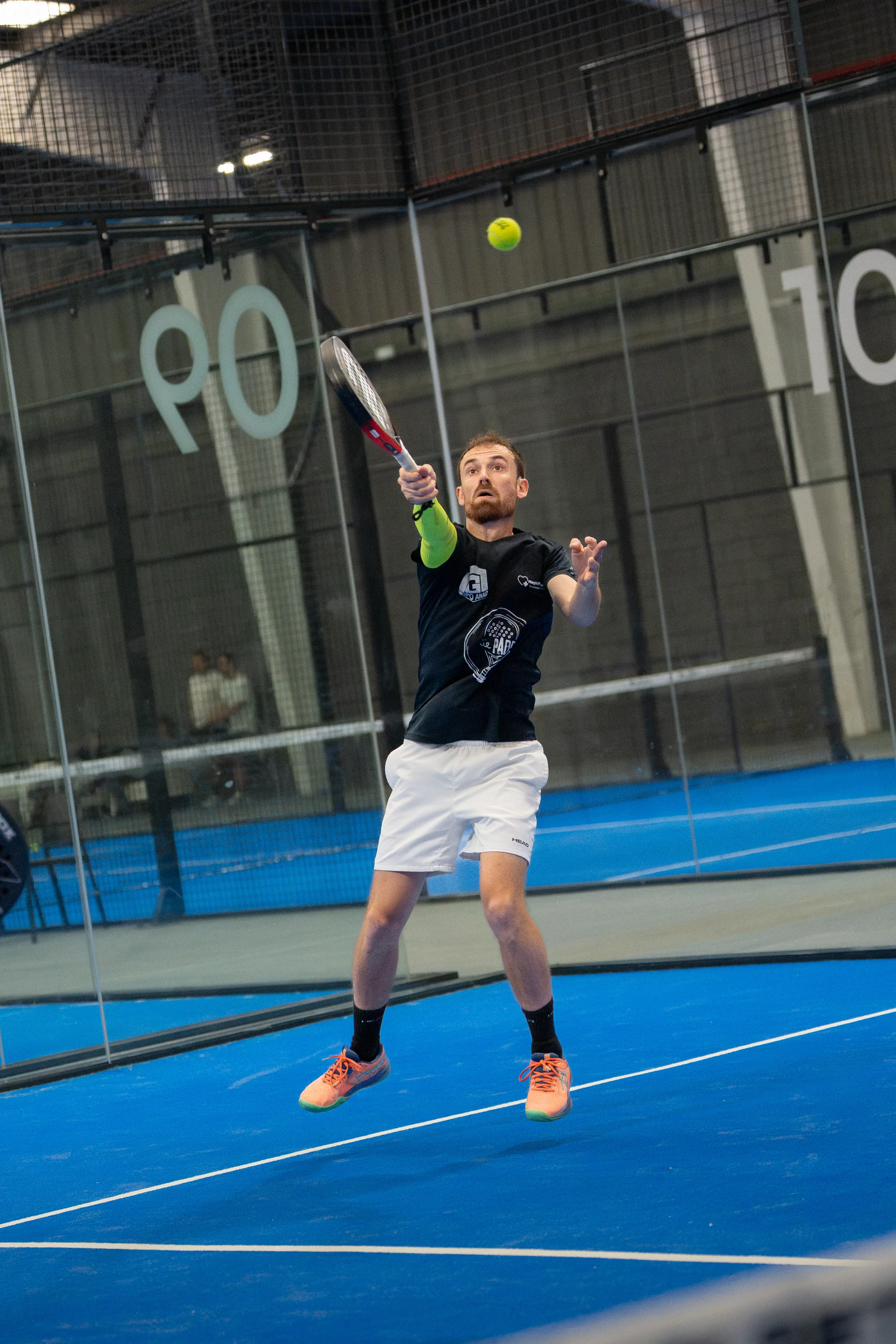 defensa pádel fotografía indoor, Oysho Smash Padel Open Gavà 2026, torneo pádel Barcelona, fotógrafo deportivo pádel