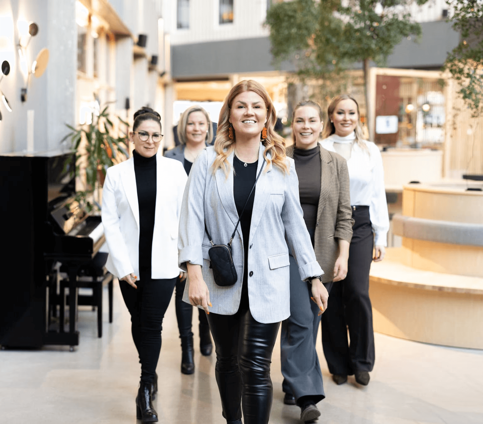 Livepresentaatio modernista B2B-myynnistä; diat korostavat social sellingiä ja myyntiputken vaiheita yleisölle.