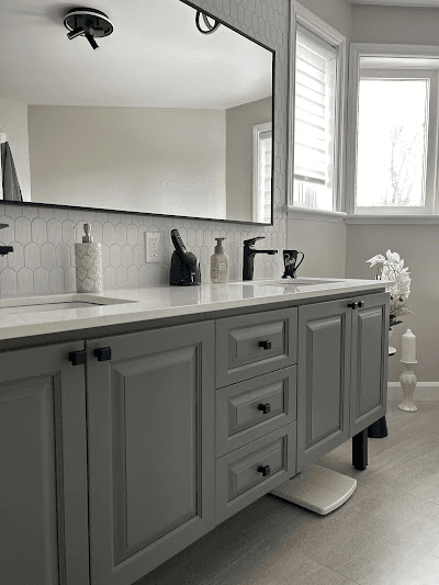 Armoires de salle de bain remises à neuf par Le Décapeur A.C.