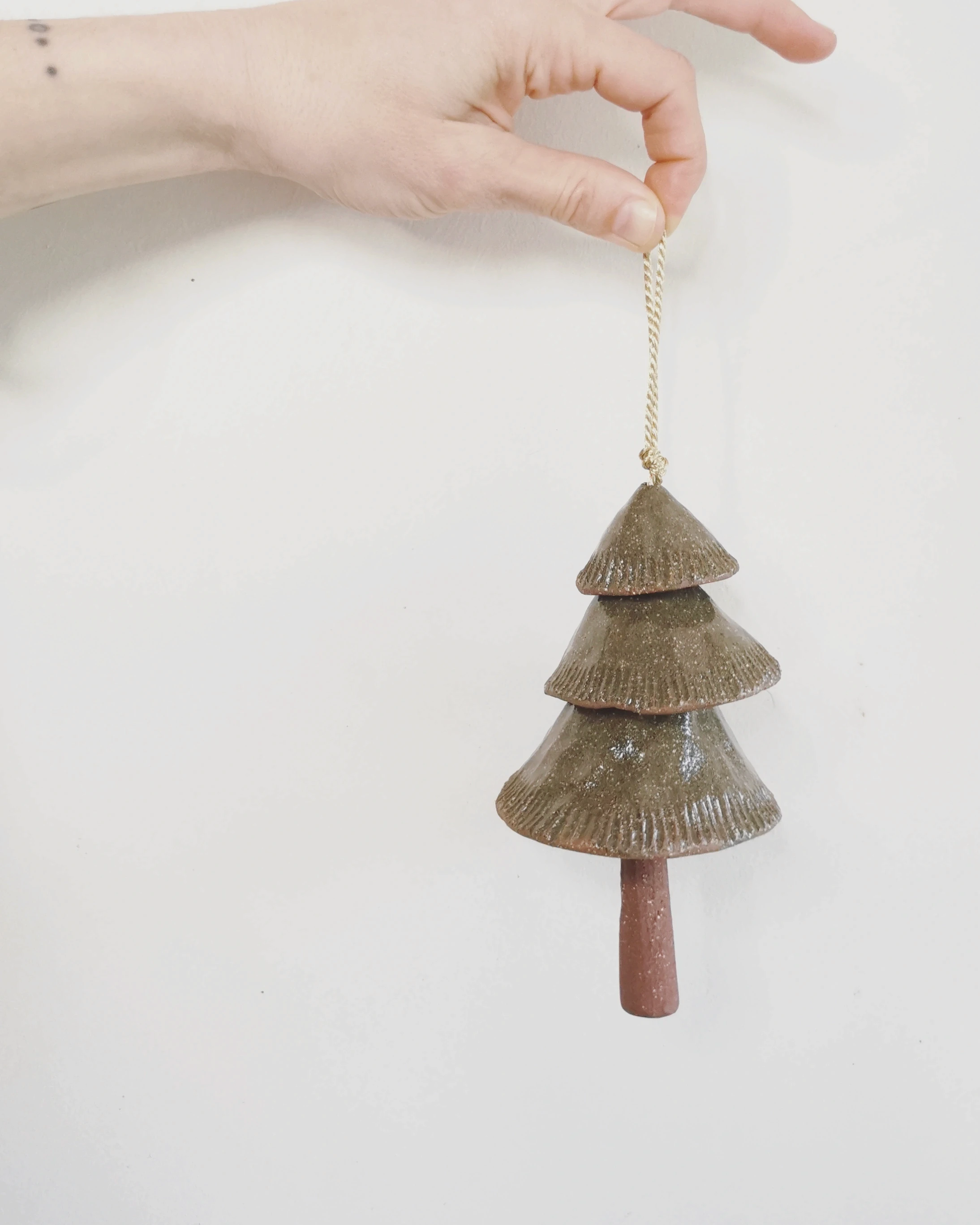 Ornement de Noël en forme de sapin, céramique grès vert émaillé gravé, fait main – Saint-Nazaire