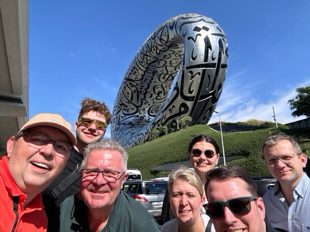 M.E.A.T. Reisegruppe vor dem Museum of the Future in Dubai