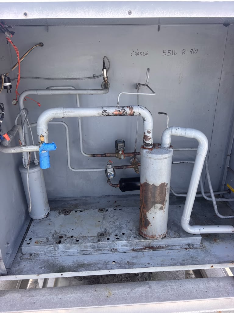 Fieldpiece manifold gauge showing equalized pressure readings