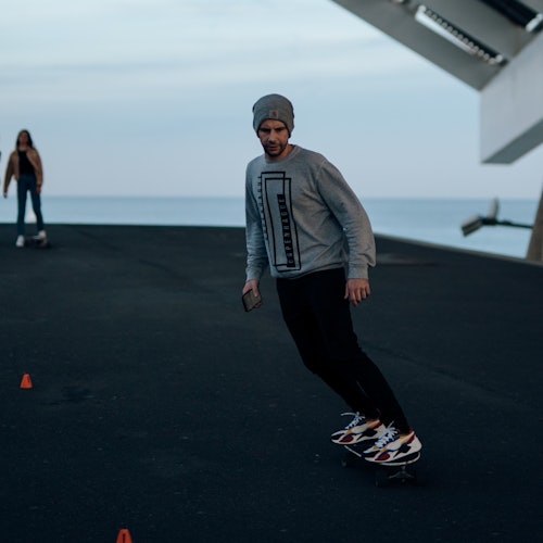 Orang di atas Surfskate