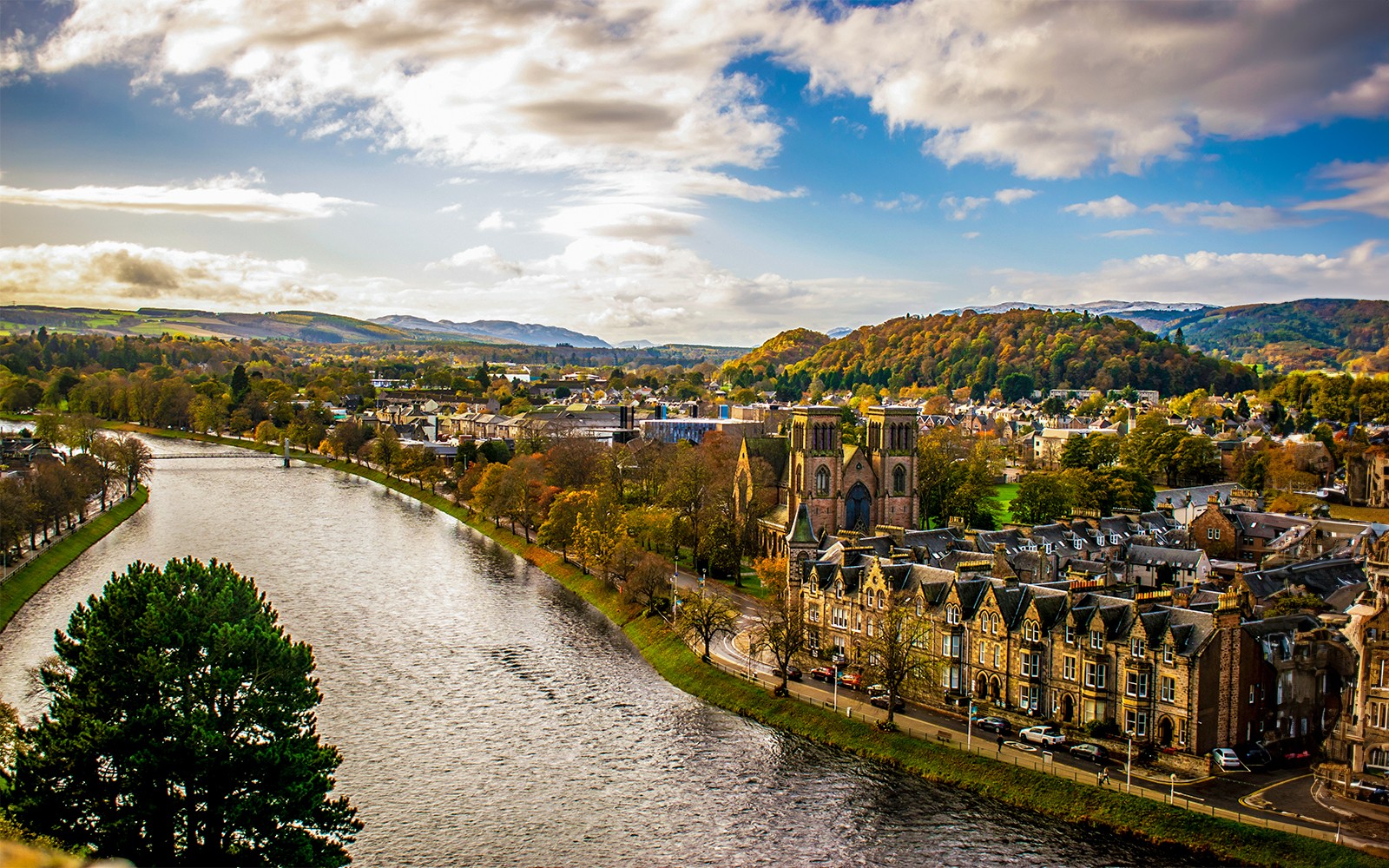 尼斯湖與風景如畫的因弗內斯景觀，四周環繞著茂密的高地。