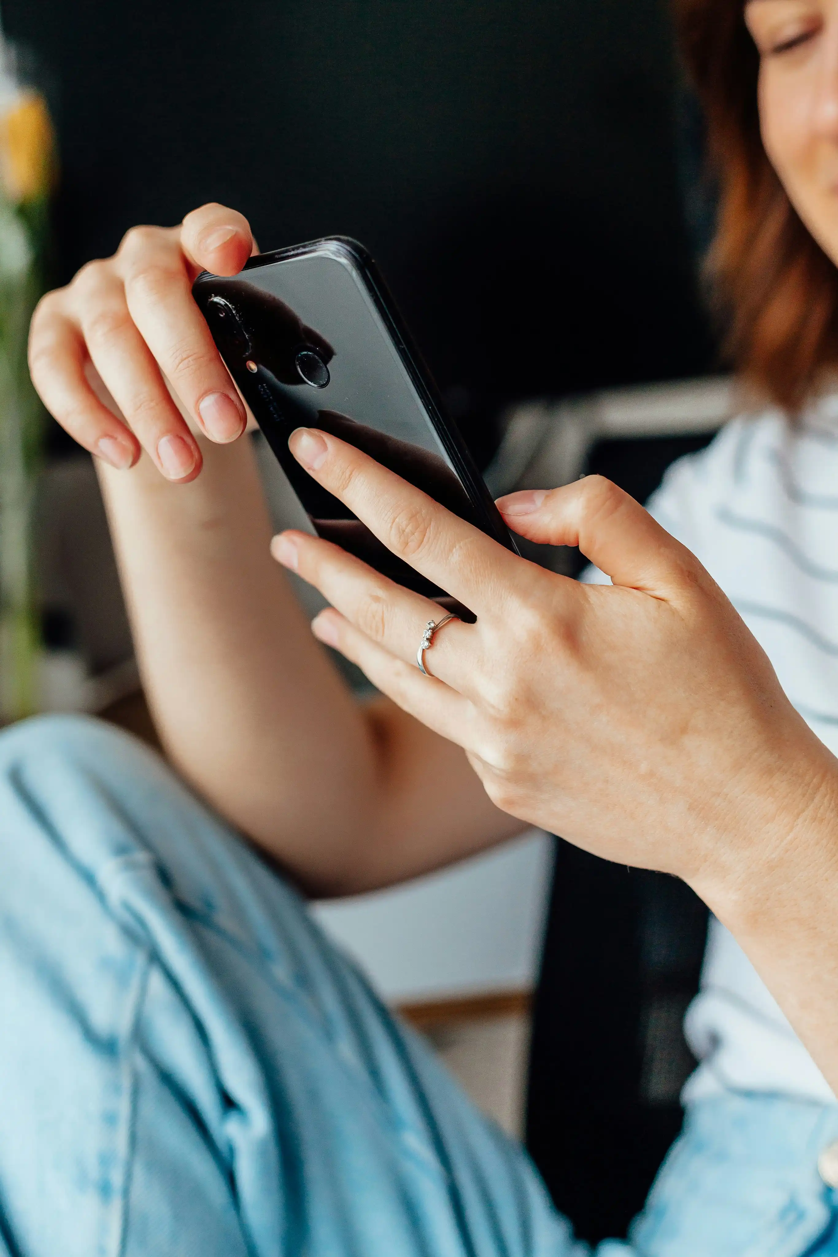 Cliente laissant un avis Google sur son smartphone après sa visite