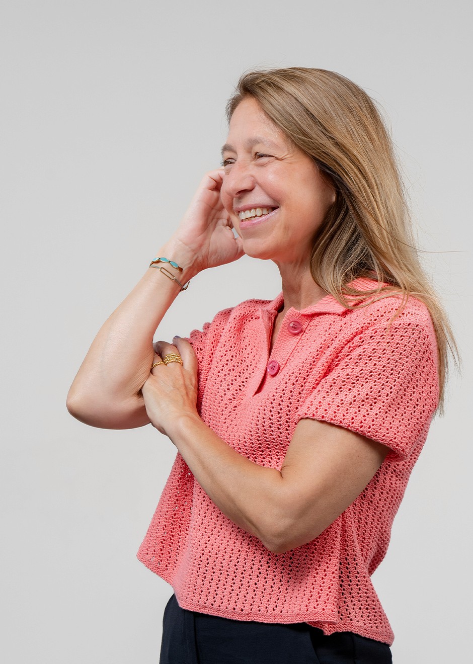 Rosella Webber, directrice de l'école CREA qui rigole