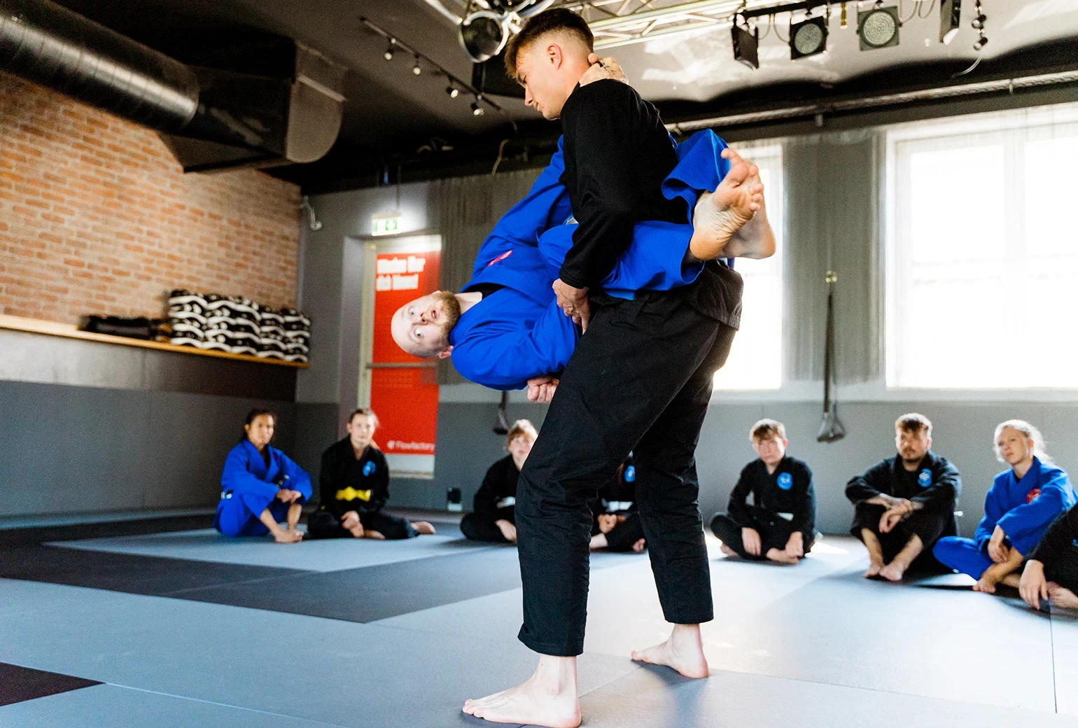 flow-factory-kickstarte-deine-journey-jetzt-probetraining-ausmachen-get-in-the-flow-kampfsport-in-braunau