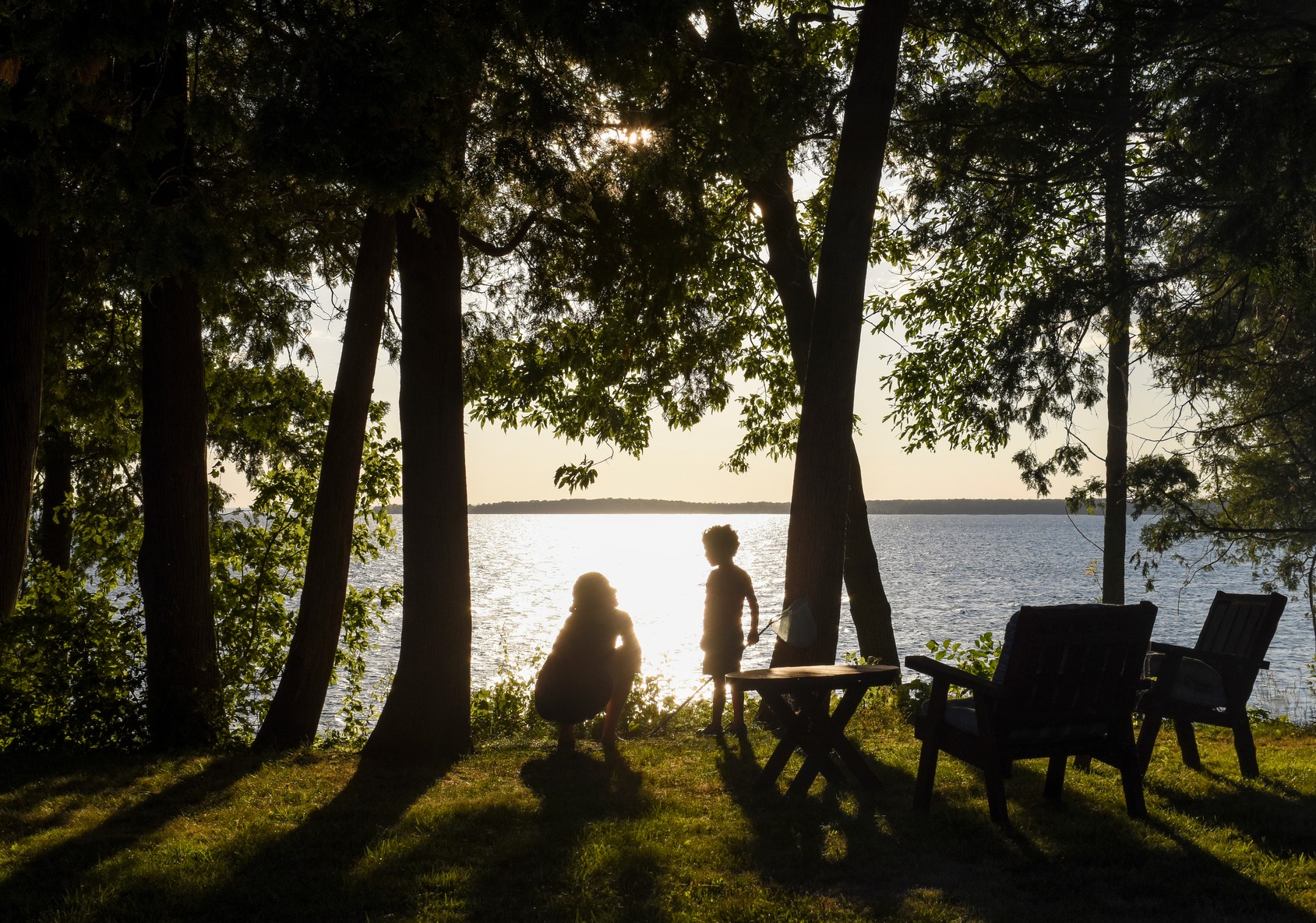 two people in front of the sea