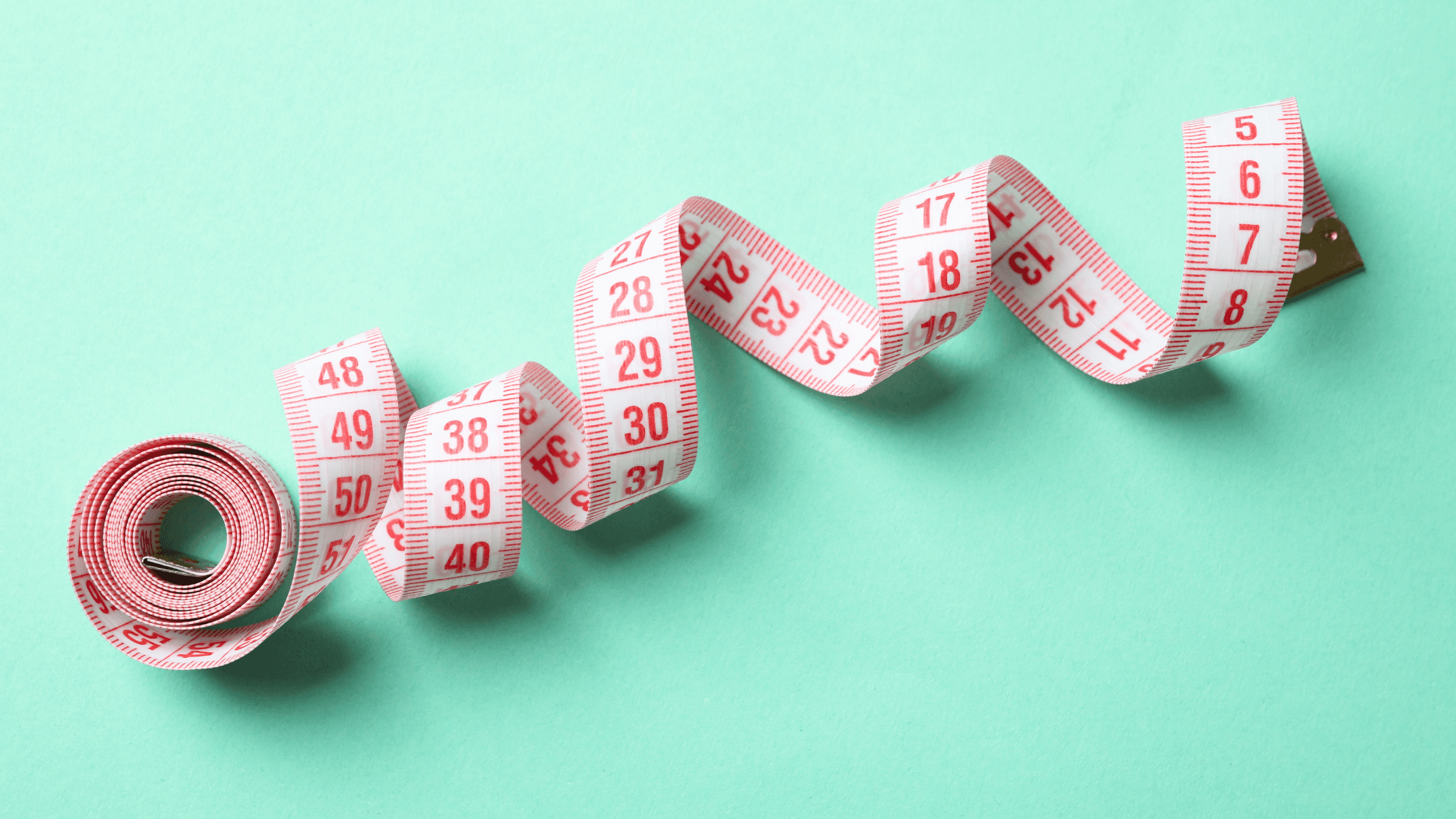 Una cinta métrica sobre fondo verde