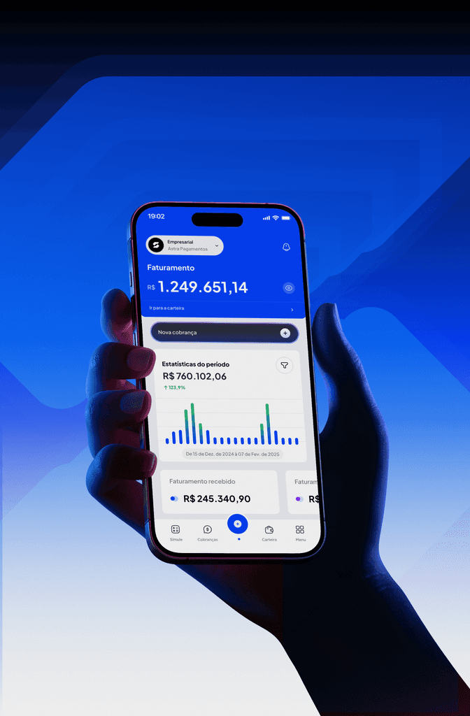 Mão segurando iphone com Dashboard Super Pagamentos