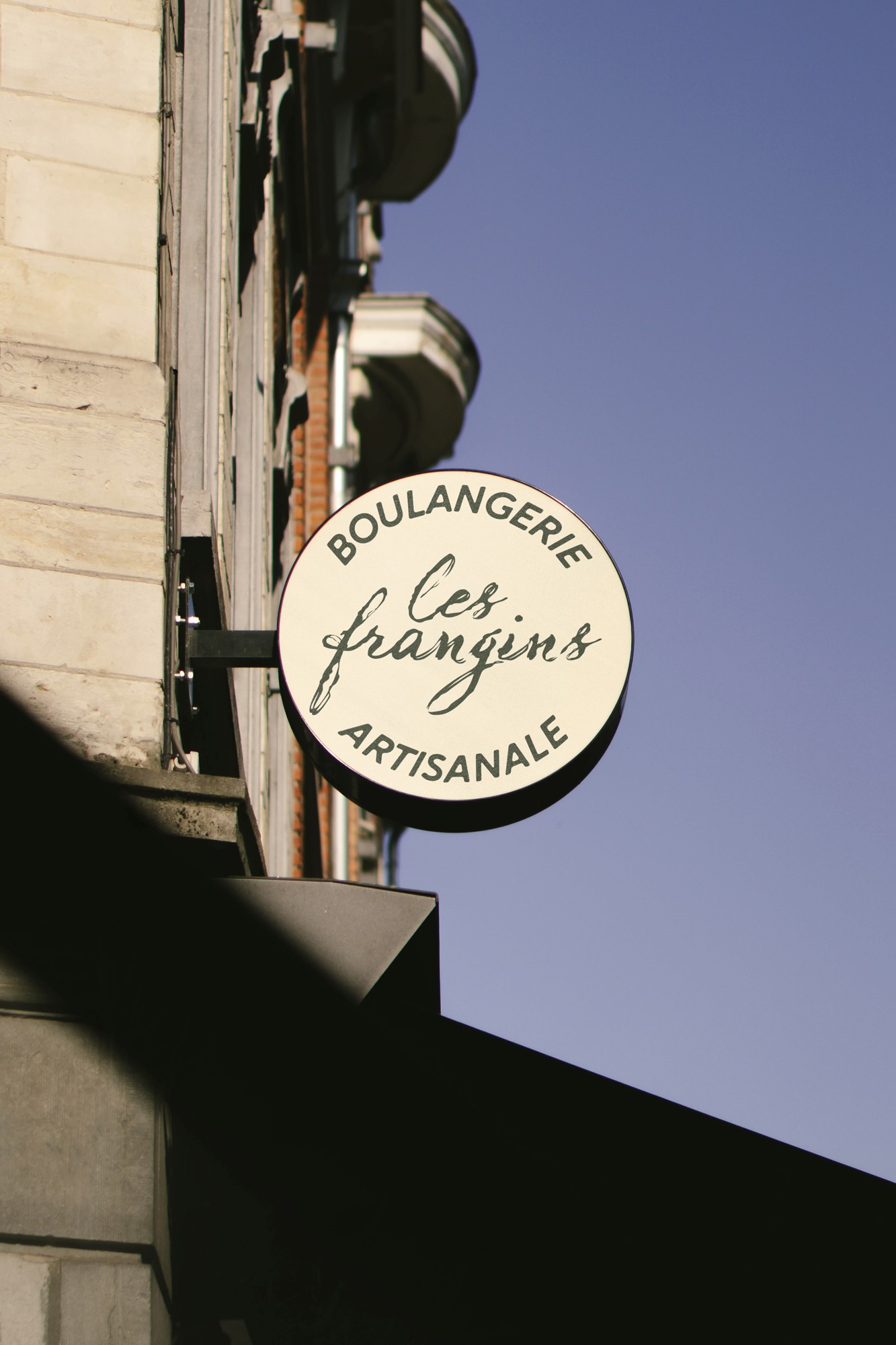 Signalétique extérieure du restaurant Au fil du goût, alliant visibilité et identité graphique forte. Composition graphique moderne pour une communication claire et attractive.
