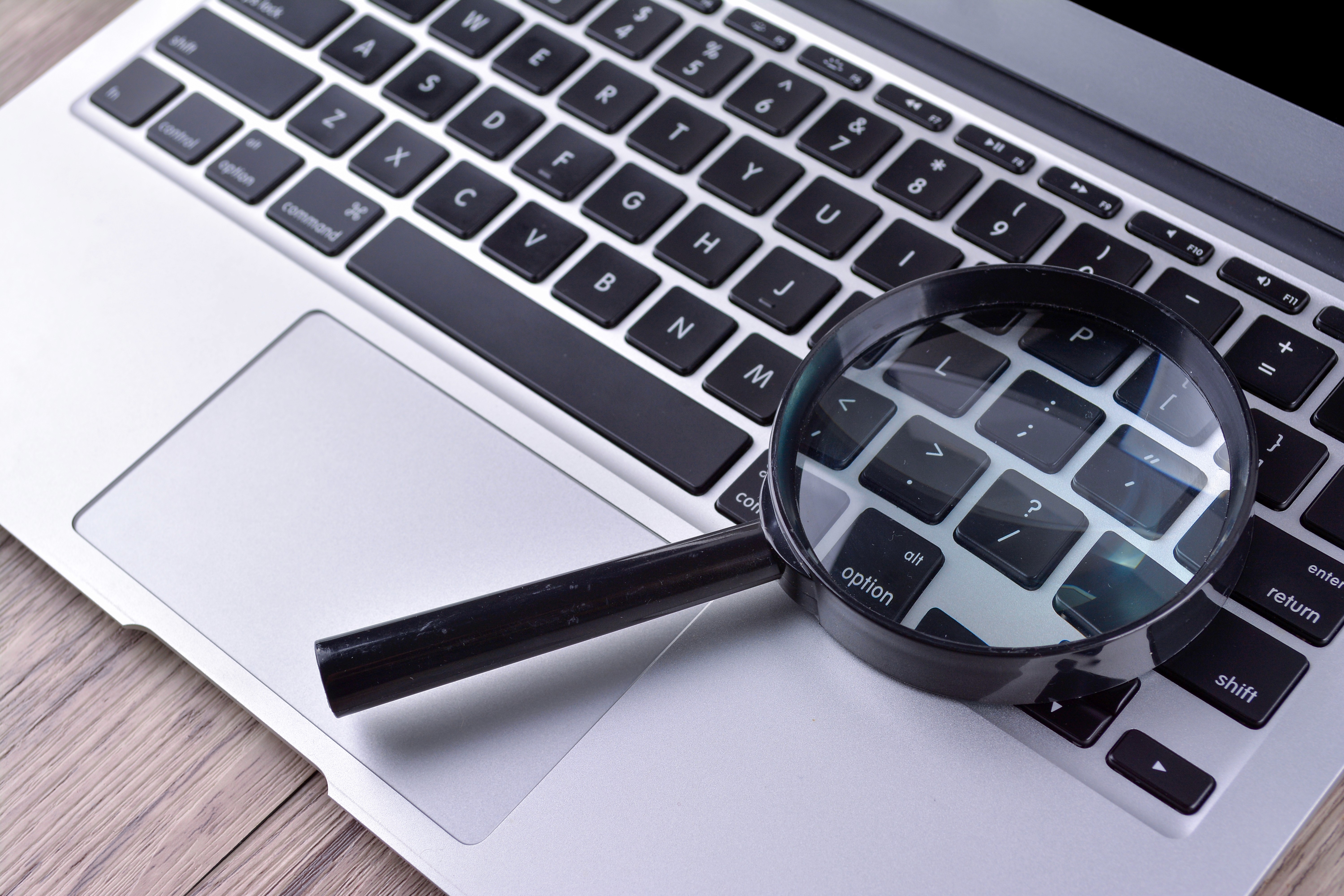 Laptop-Tastatur mit Lupe, die Tasten vergrößert