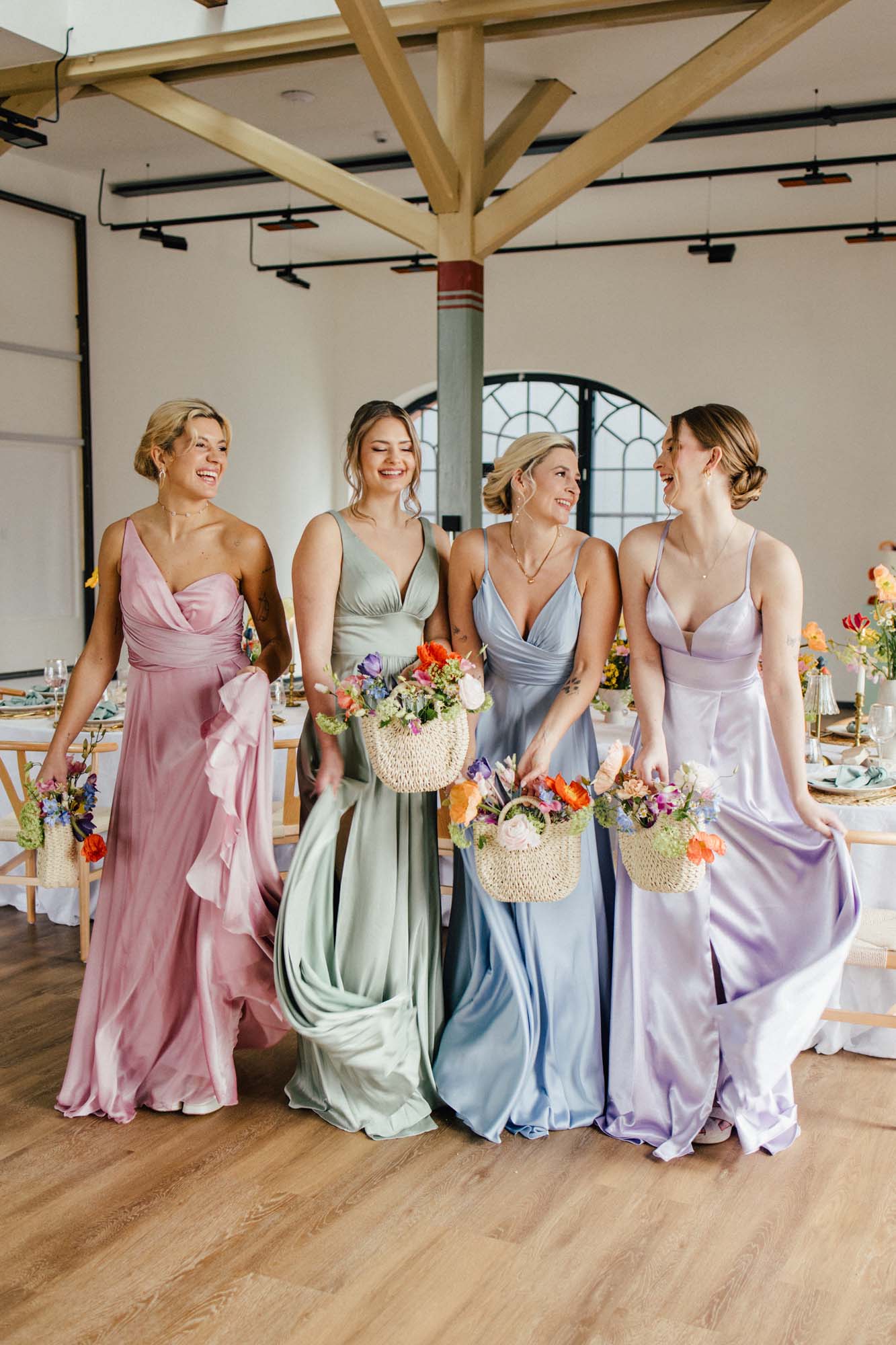 Brautjungfern in Pastell-Kleidern.