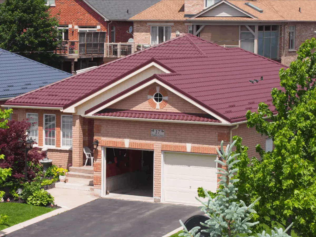 Toiture métallique résidentielle en acier rouge sur maison en brique