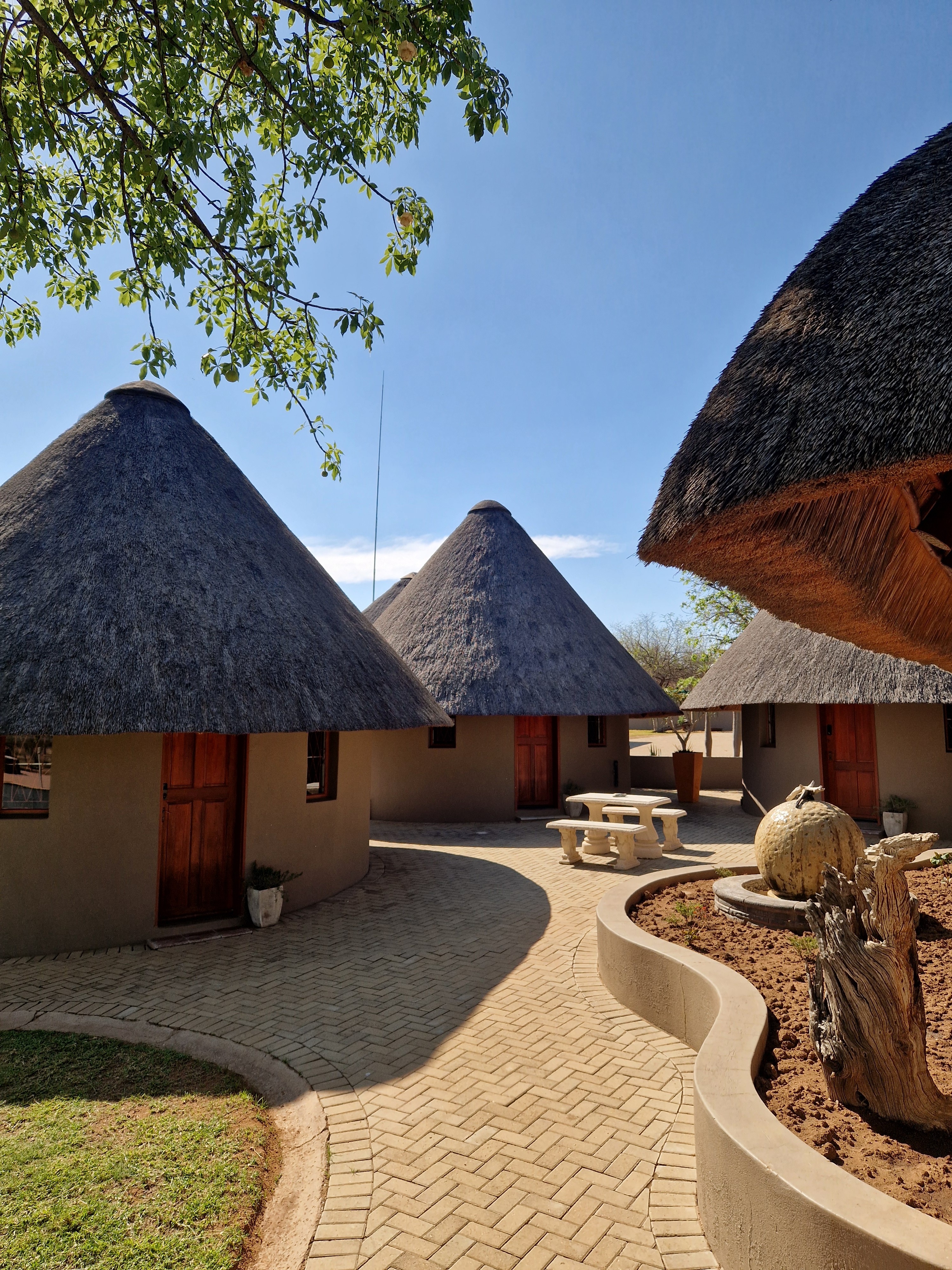 Kilimanjaro Elephant Ride, Arusha, Tanzania. En kvinna sitter och läser utanför ett tält uppsatt i vildmarken.