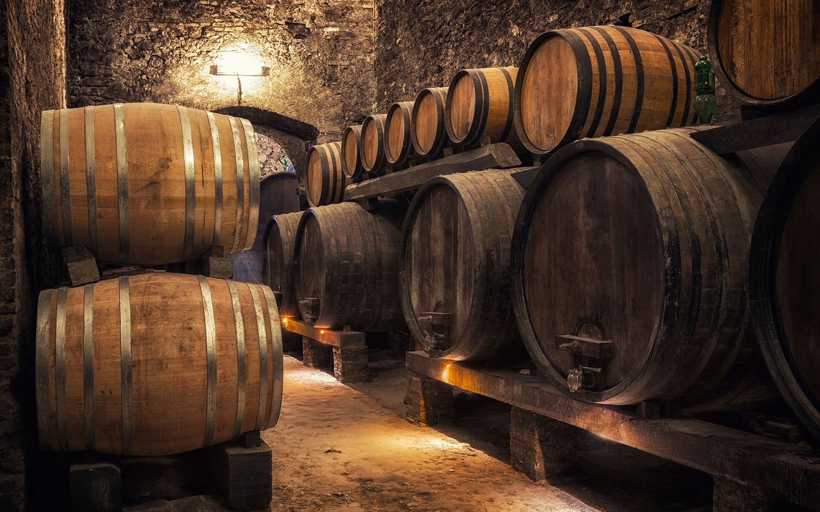 在从佛罗伦萨出发的托斯卡纳葡萄酒和橄榄油之旅中，参观托斯卡纳酒窖中的葡萄酒桶。