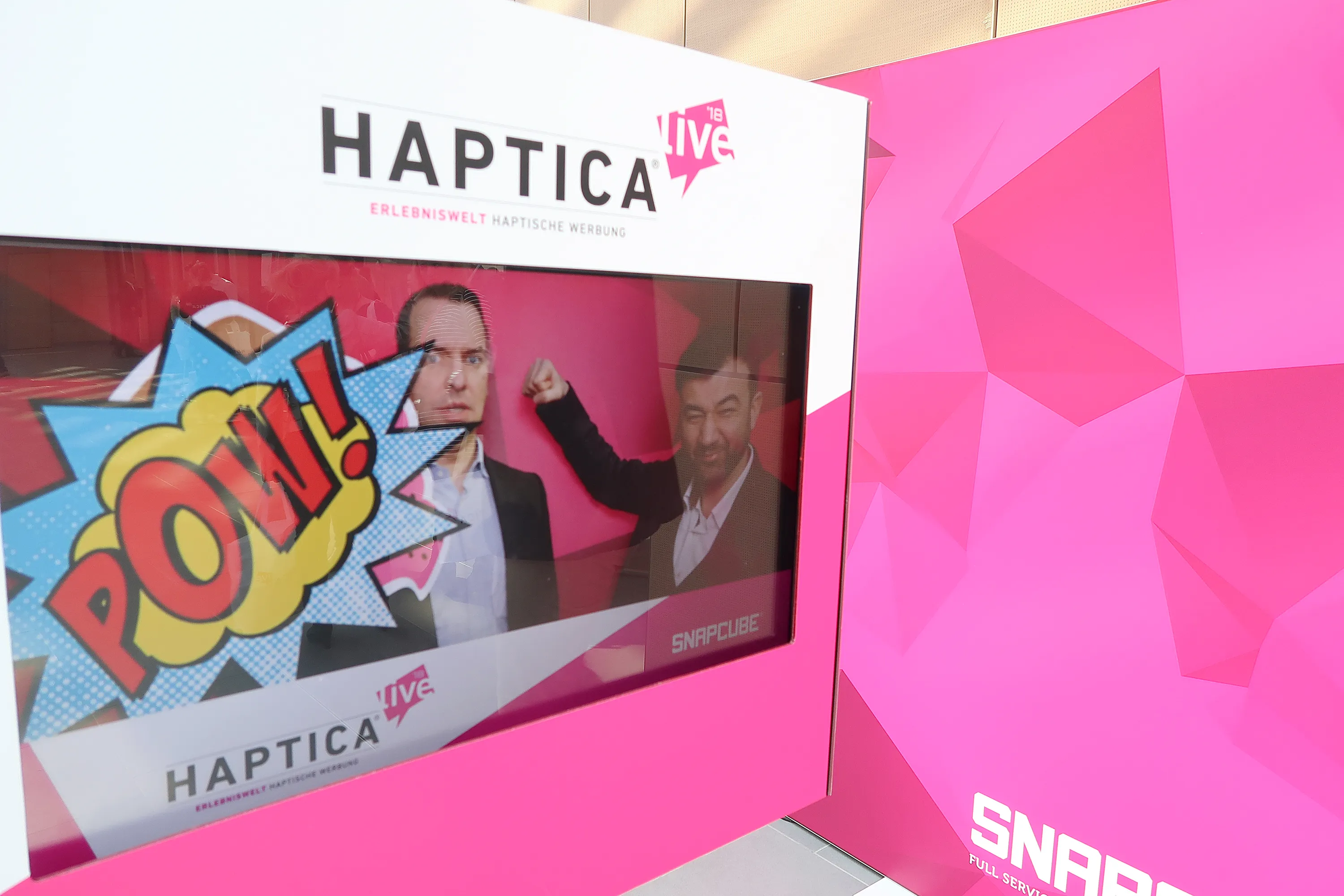 Der Bildschirm zeigt den Einsatz von Augmented Reality Requisiten auf der Haptica Messe