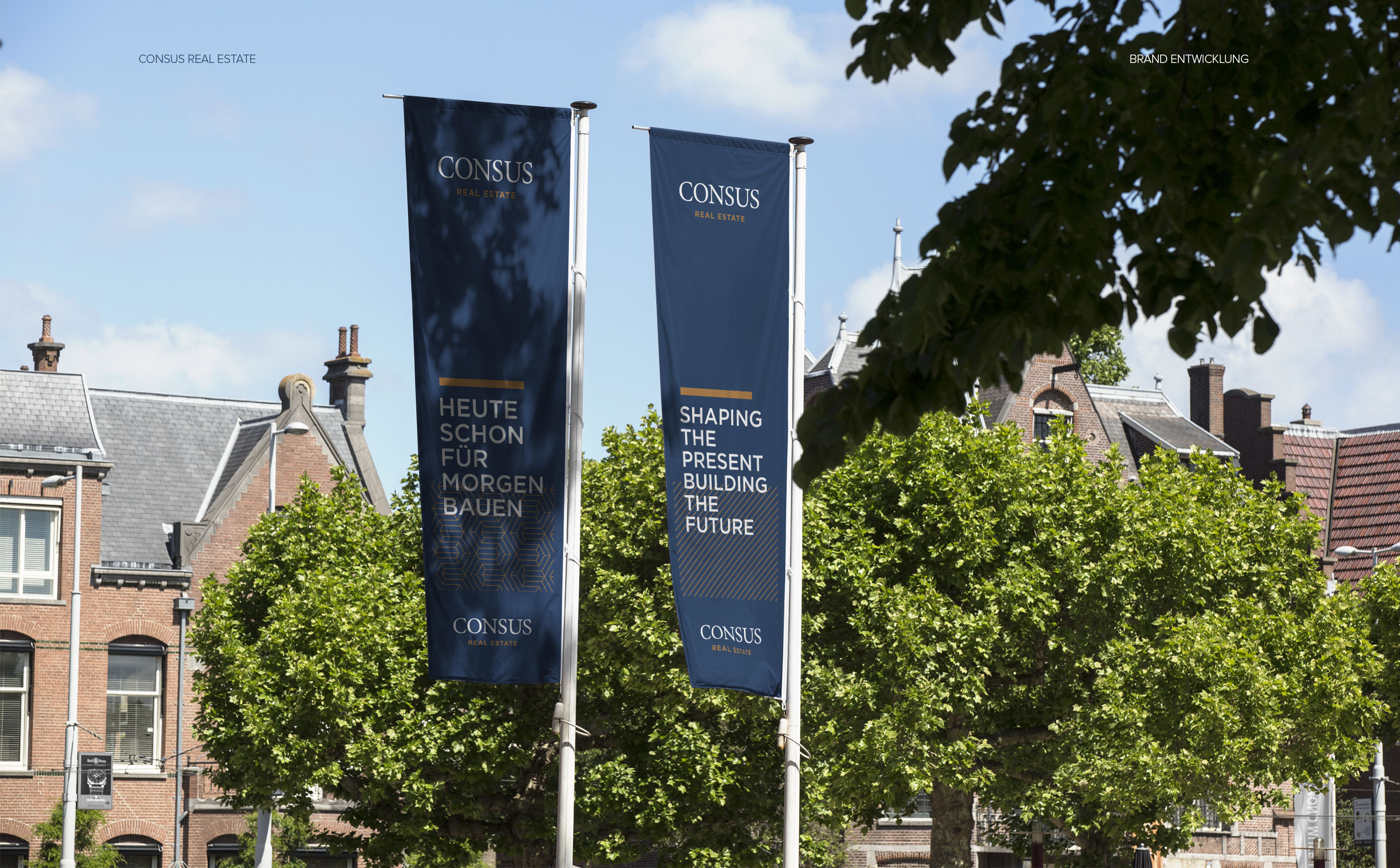Baustellenbeschilderung und Orientierungssystem im Corporate Design – strukturierte, architektonisch inspirierte Gestaltung für Consus Real Estate.
