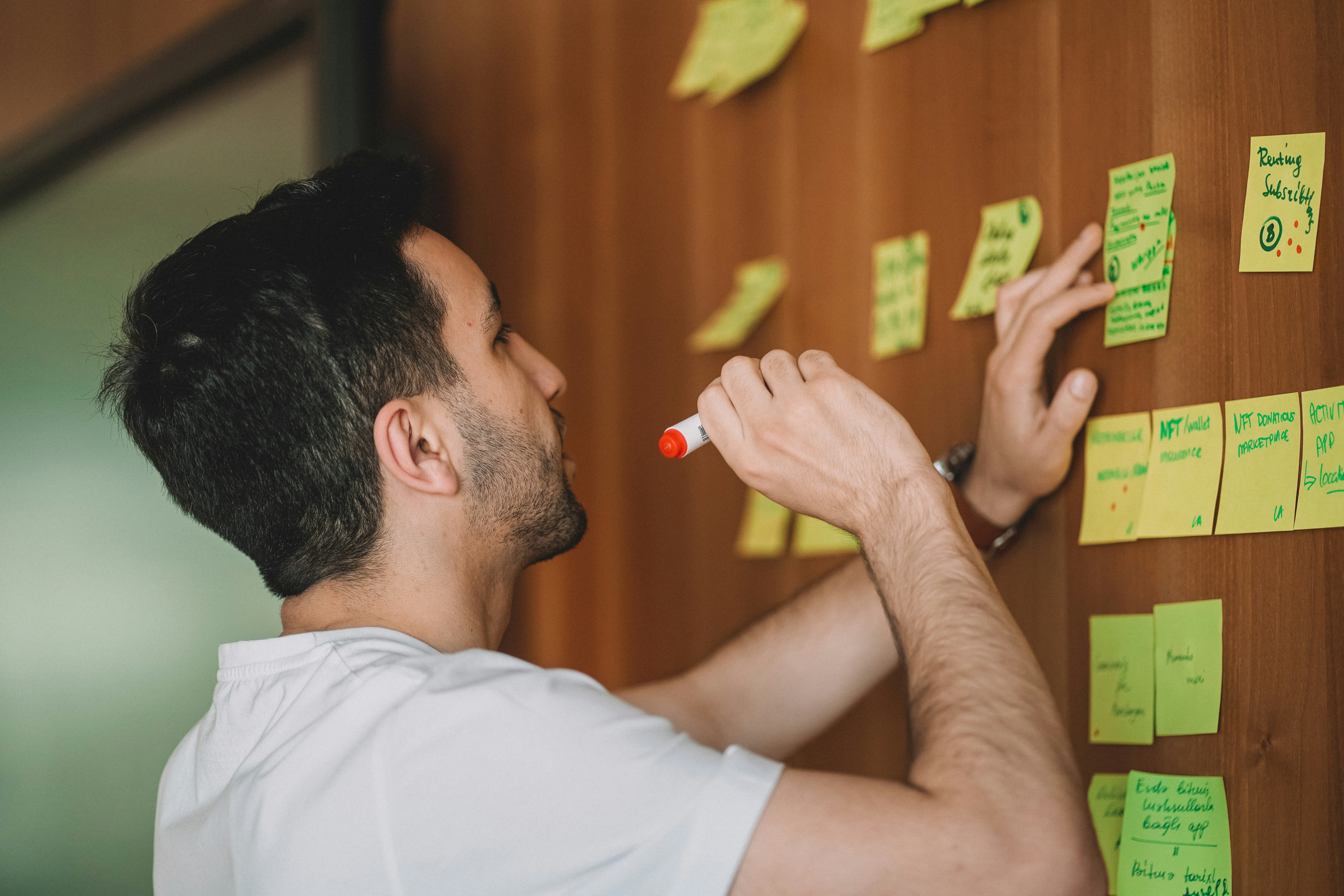 man looking at ideal requirements for Roam Research Alternative