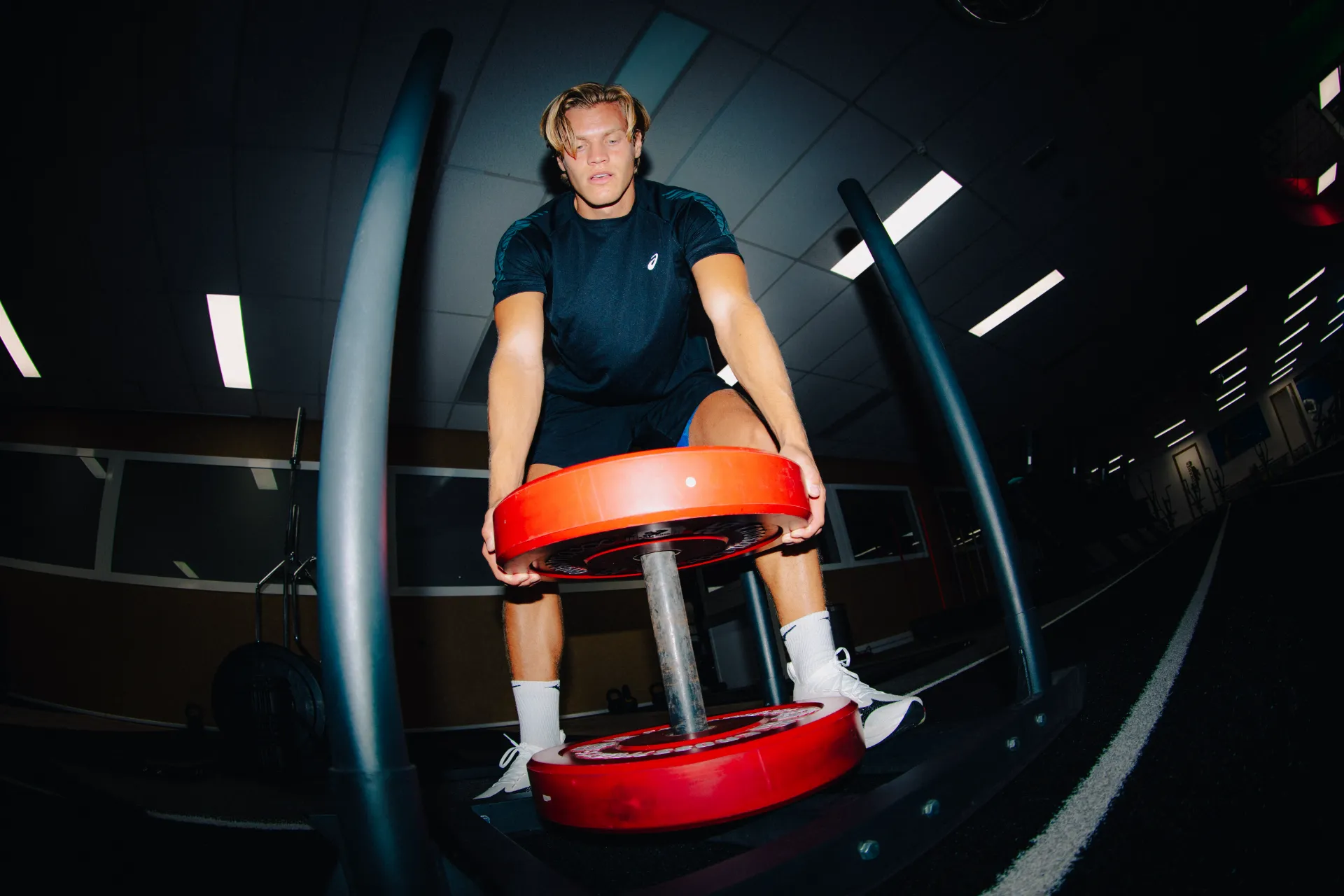 Sporter duwt een sled tijdens een krachttest