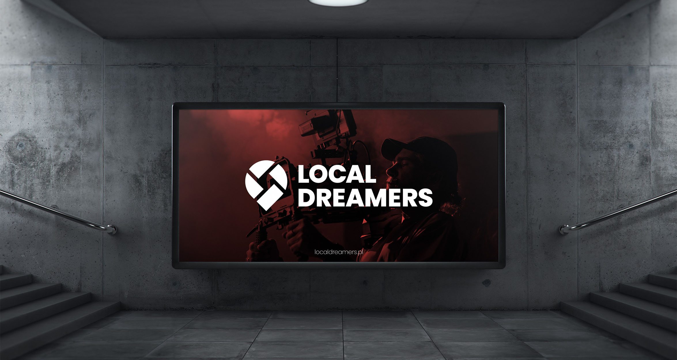 Zdjęcie banery Local Dreamers w przejściu podziemnym