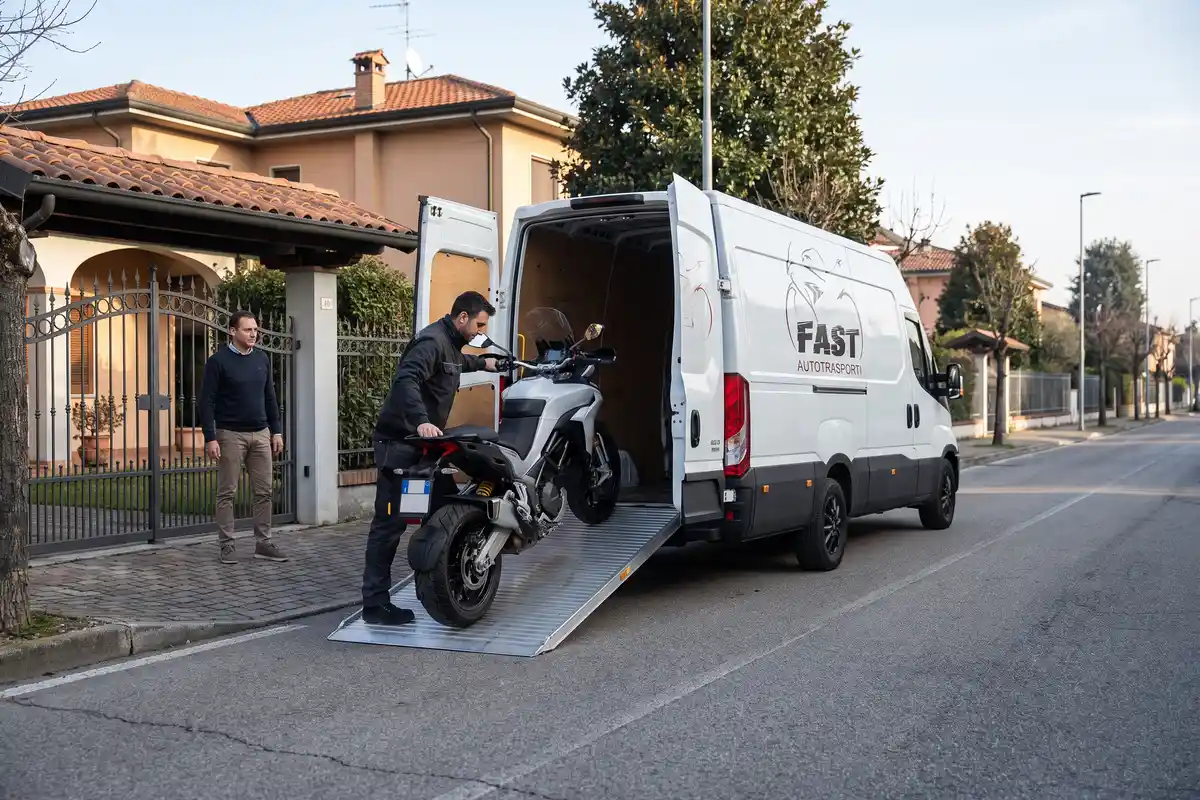 Consegna a domicilio di una moto comprata online dal furgone FAST