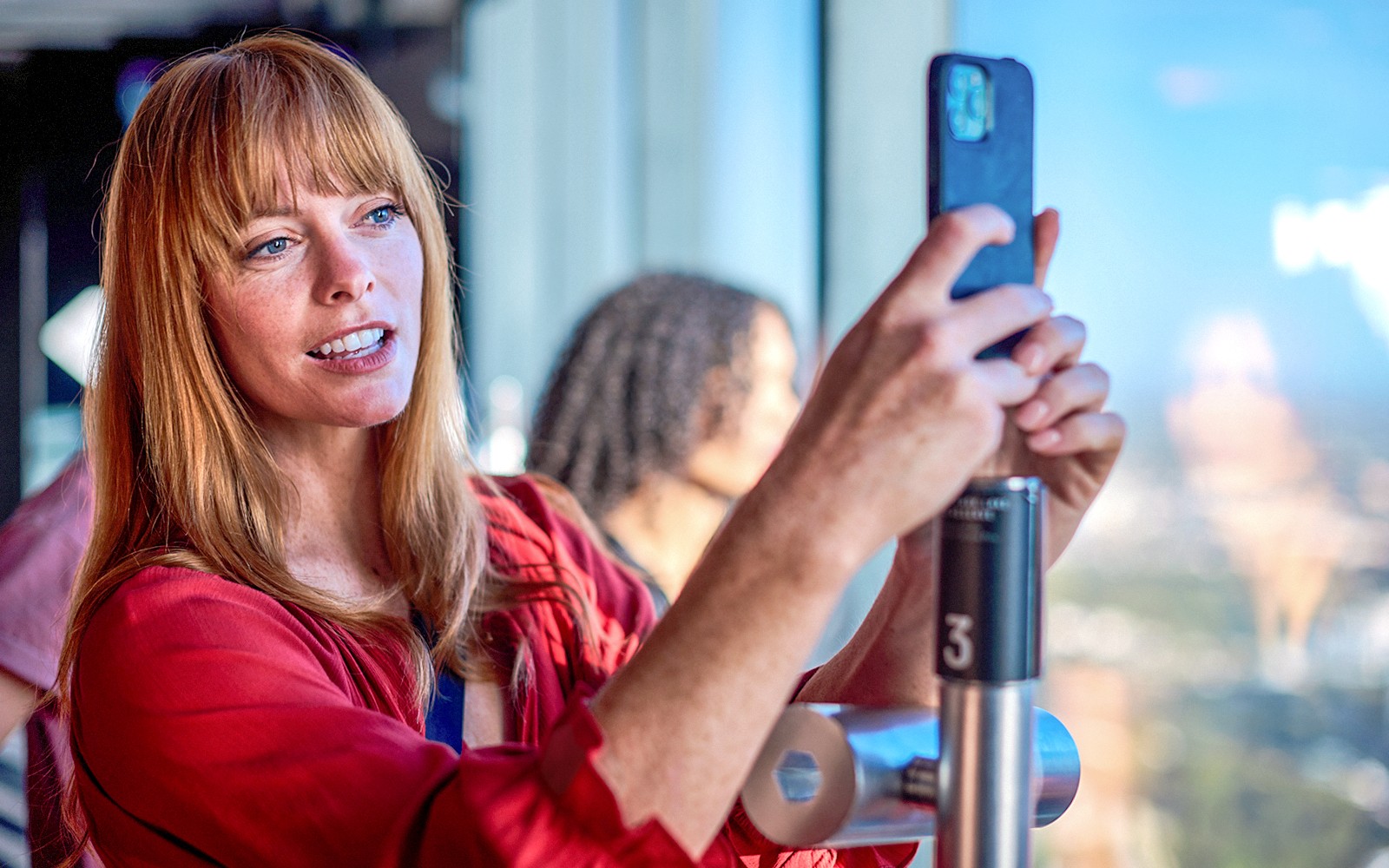 在墨尔本观景台进行云端鸡尾酒体验时，一名游客正在拍照。