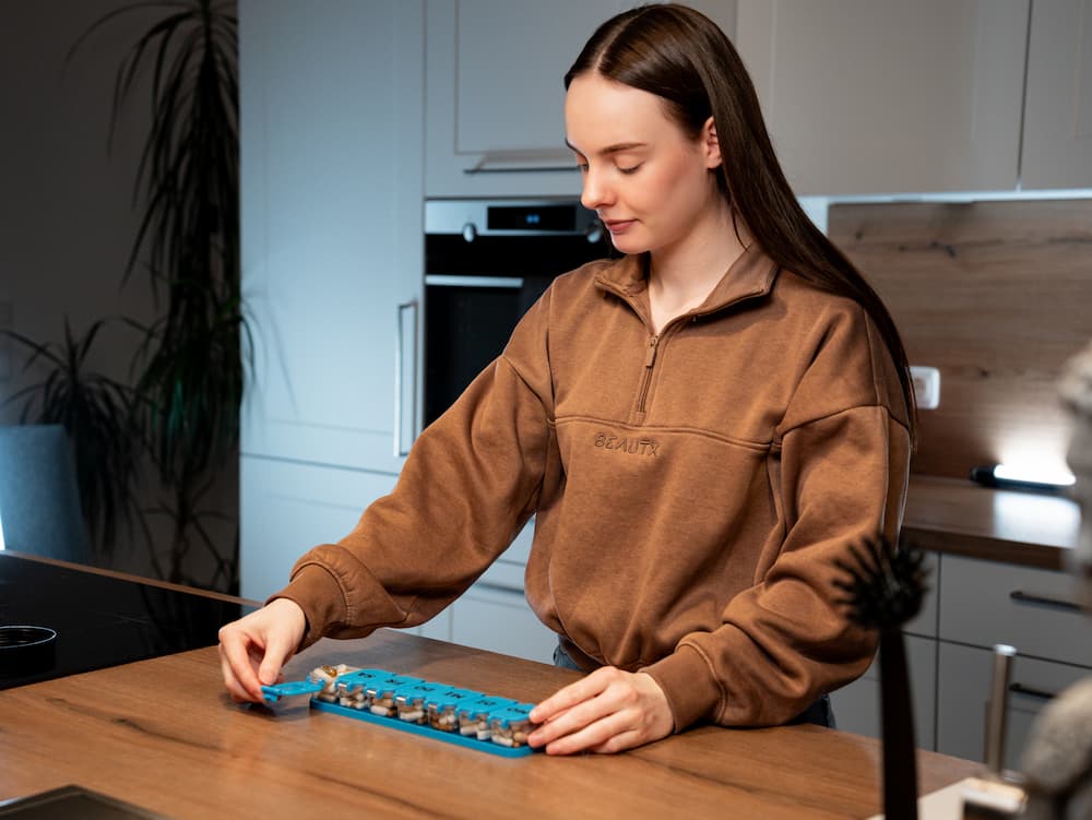 Chiera von CJ Beyondlimits plant individuelle Trainings- und Ernährungsstrategien am Laptop