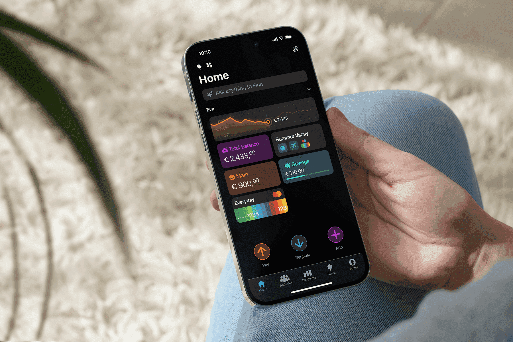 Een persoon die een smartphone vasthoudt met een app in donkere thema's en allerlei kleurrijke pictogrammen. Zachte achtergrondtextuur zichtbaar.