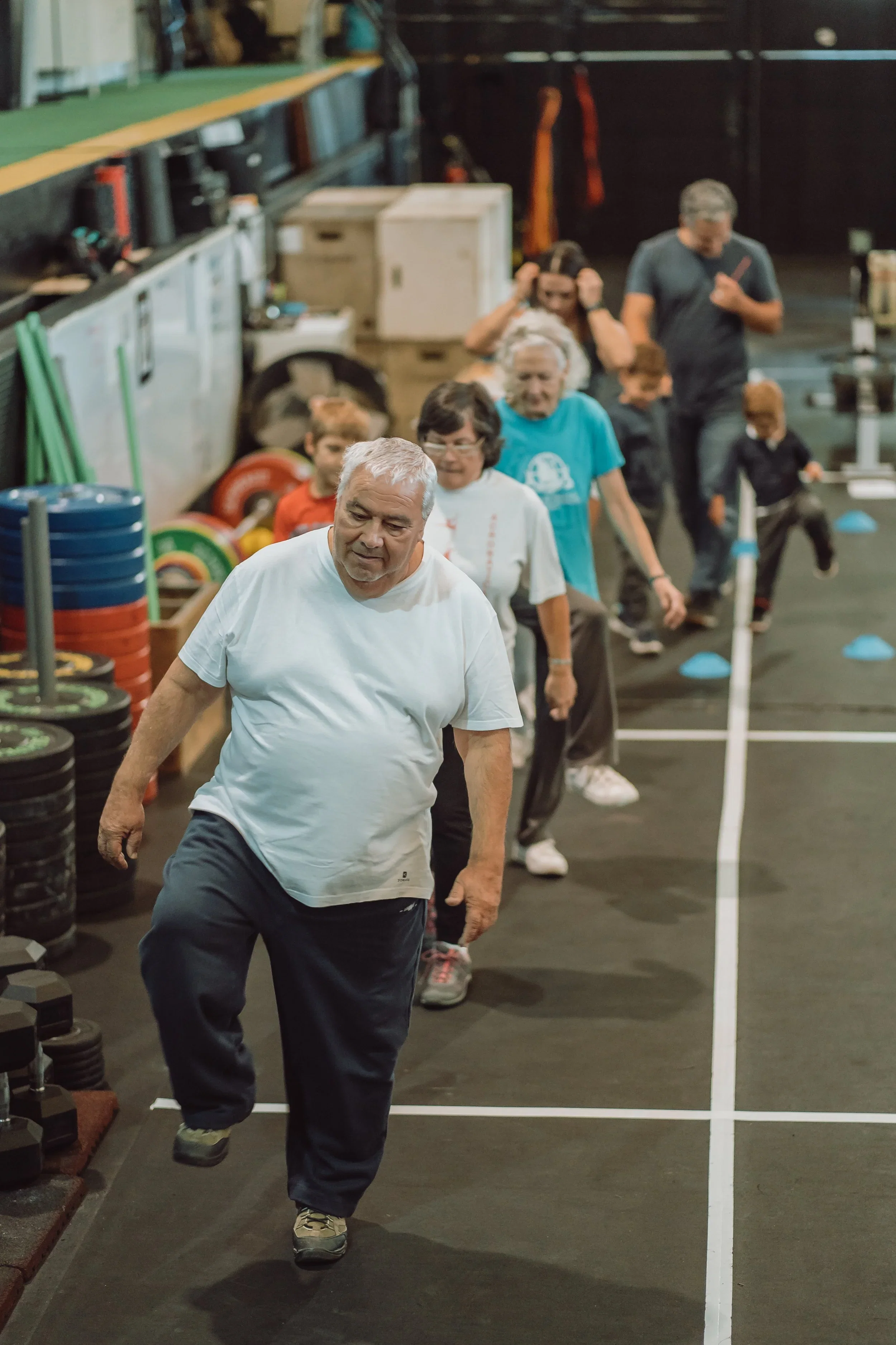 Atletlas senior em fila a fazer exercicio