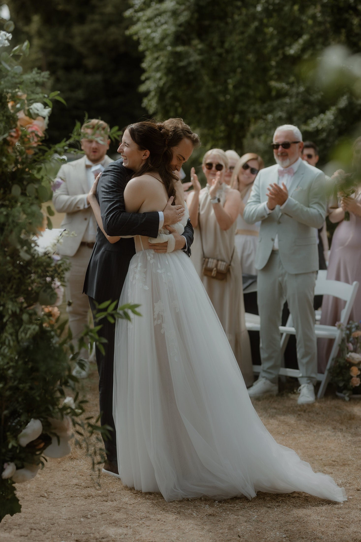 hochzeitspaar nach outdoor Zeremonie auf gut Kragenhof läuft durch Spalier