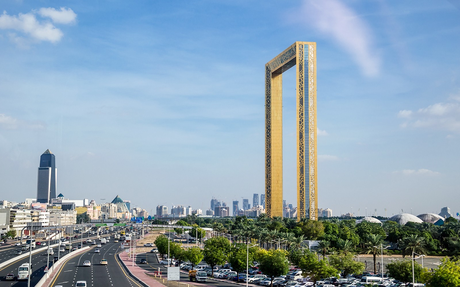 दुबई फ्रेम और शहर के स्काईलाइन, दुबई एयरपोर्ट के पास सड़क से दृश्य।